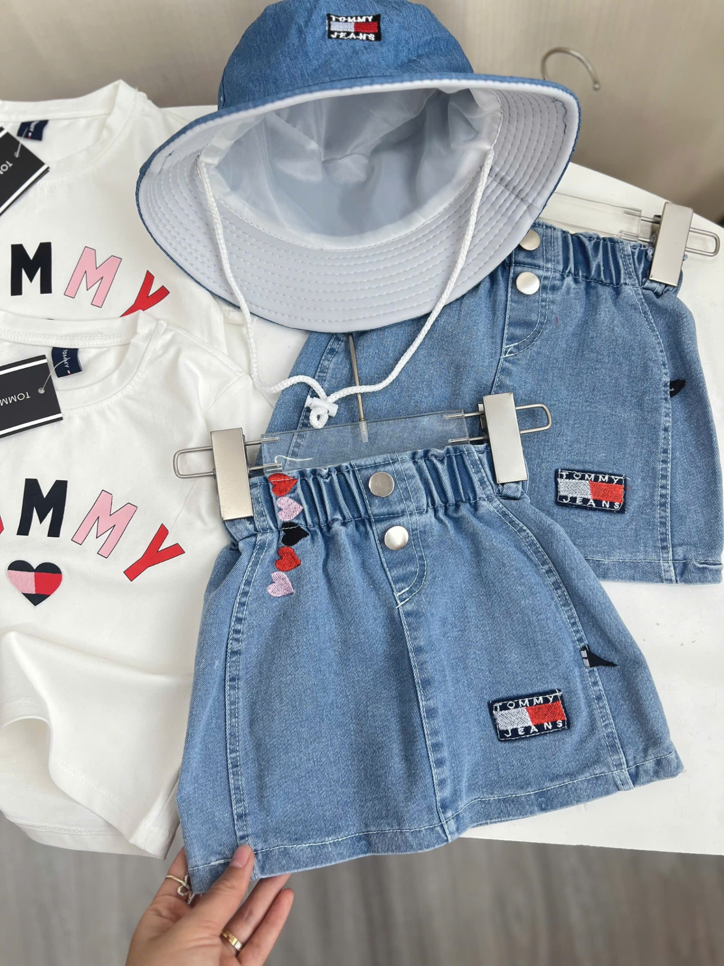 NO634 - SET ÁO TRẮNG CHÂN VÁY JEAN TOMMY KID KÈM MŨ