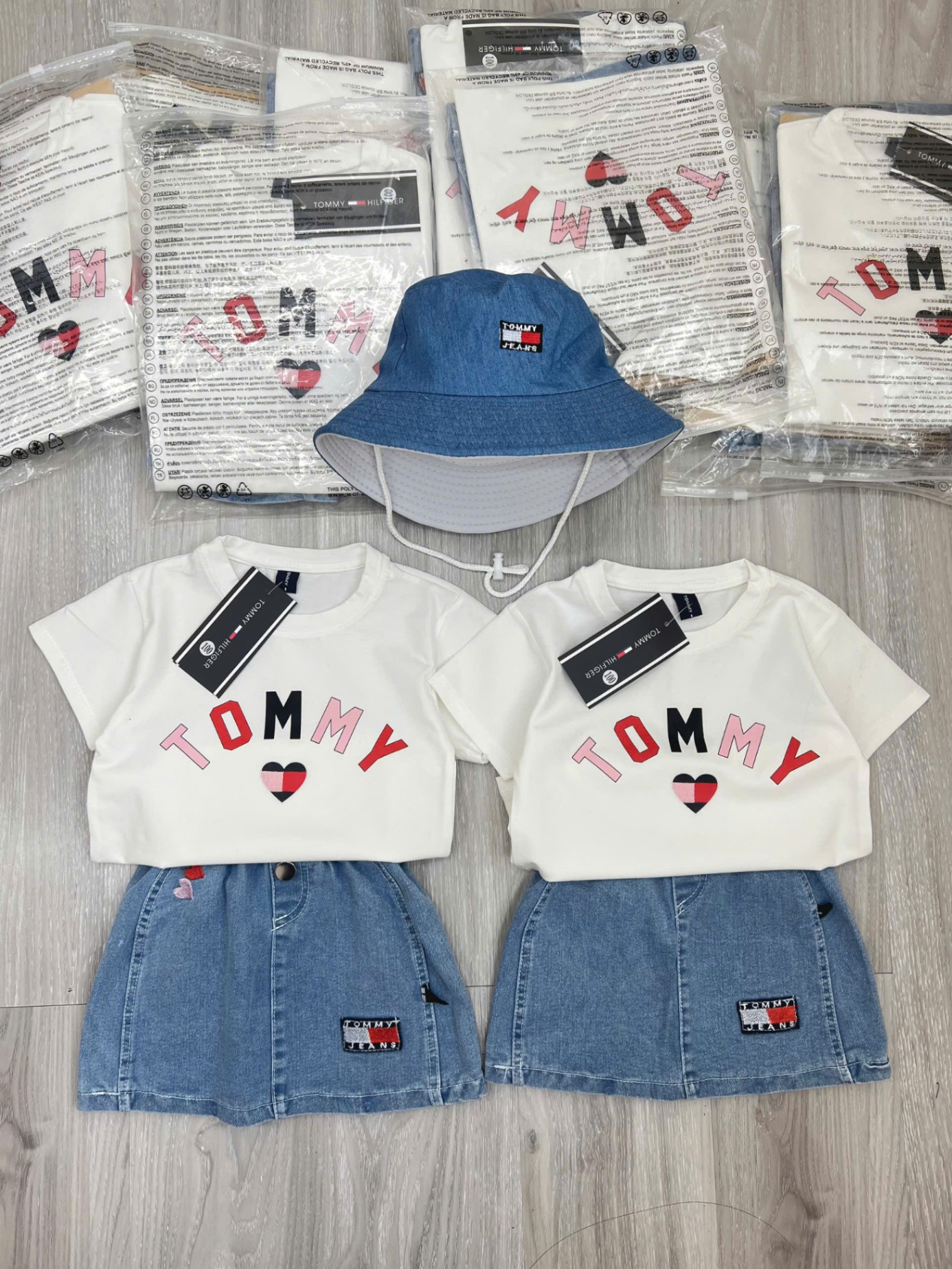 NO634 - SET ÁO TRẮNG CHÂN VÁY JEAN TOMMY KID KÈM MŨ