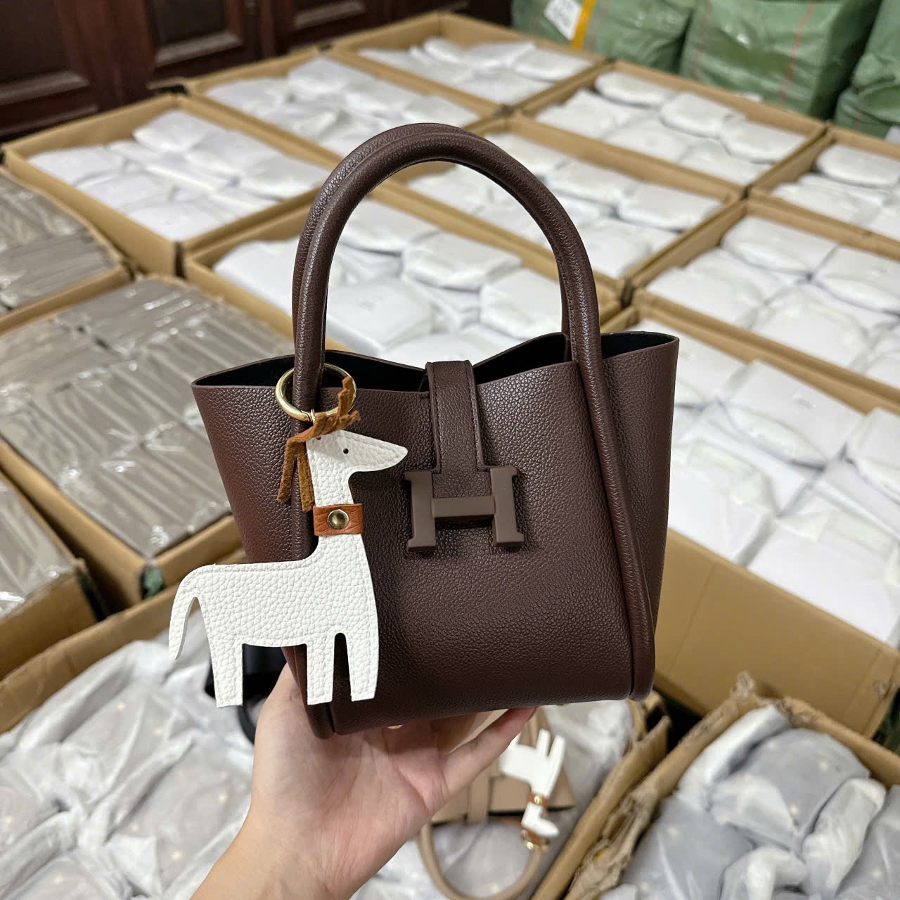 H4428- TÚI TOTE NGỰA HM KHOÁ CHỮ H