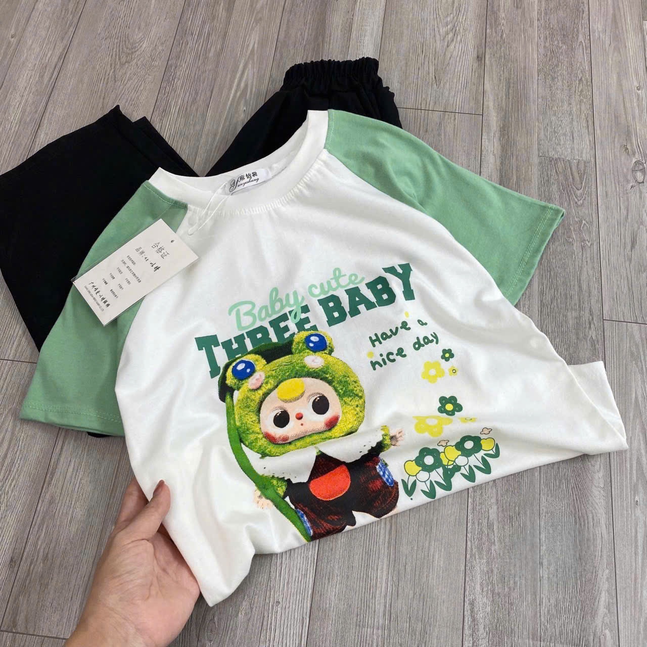 H4644- BỘ BABYTHREE PHỐI XANH LA MIX QUẦN BAGGY ĐEN THỤNG