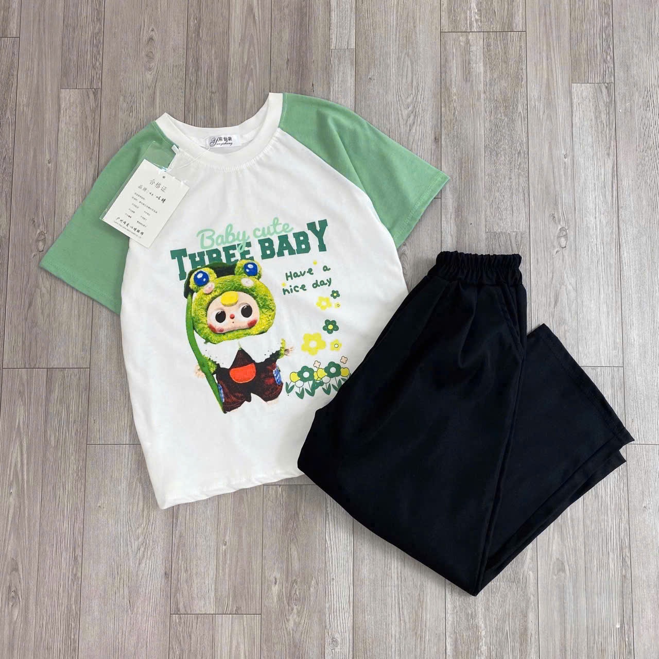 H4644- BỘ BABYTHREE PHỐI XANH LA MIX QUẦN BAGGY ĐEN THỤNG