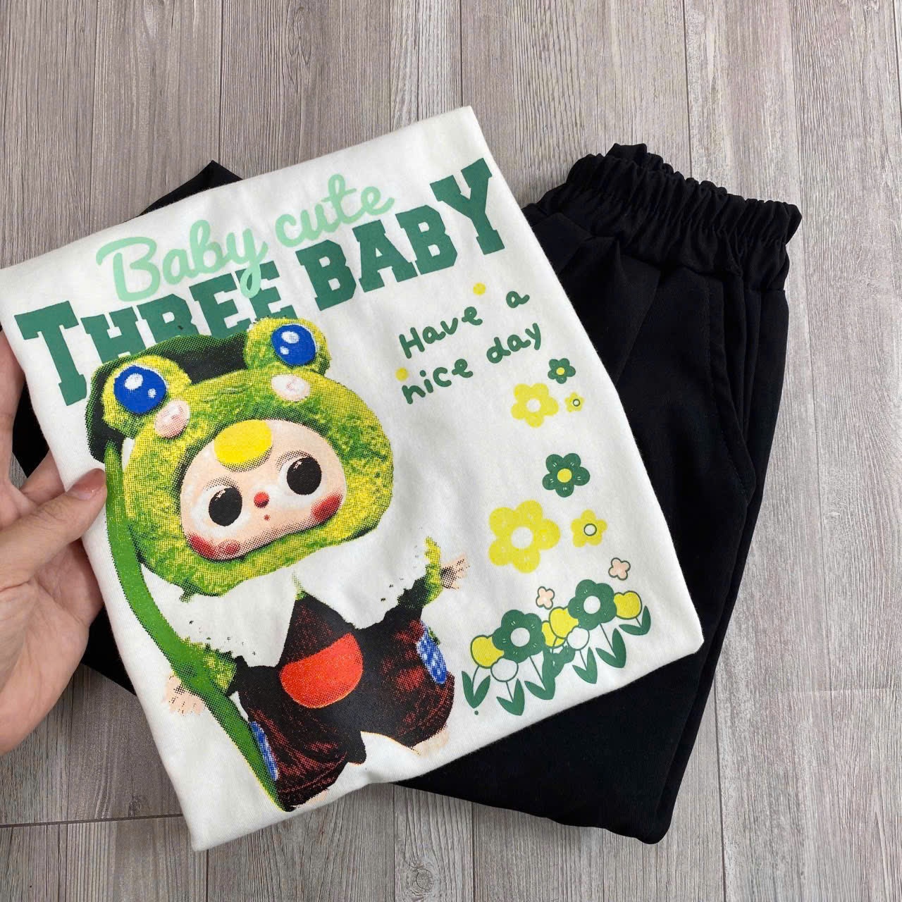 H4644- BỘ BABYTHREE PHỐI XANH LA MIX QUẦN BAGGY ĐEN THỤNG