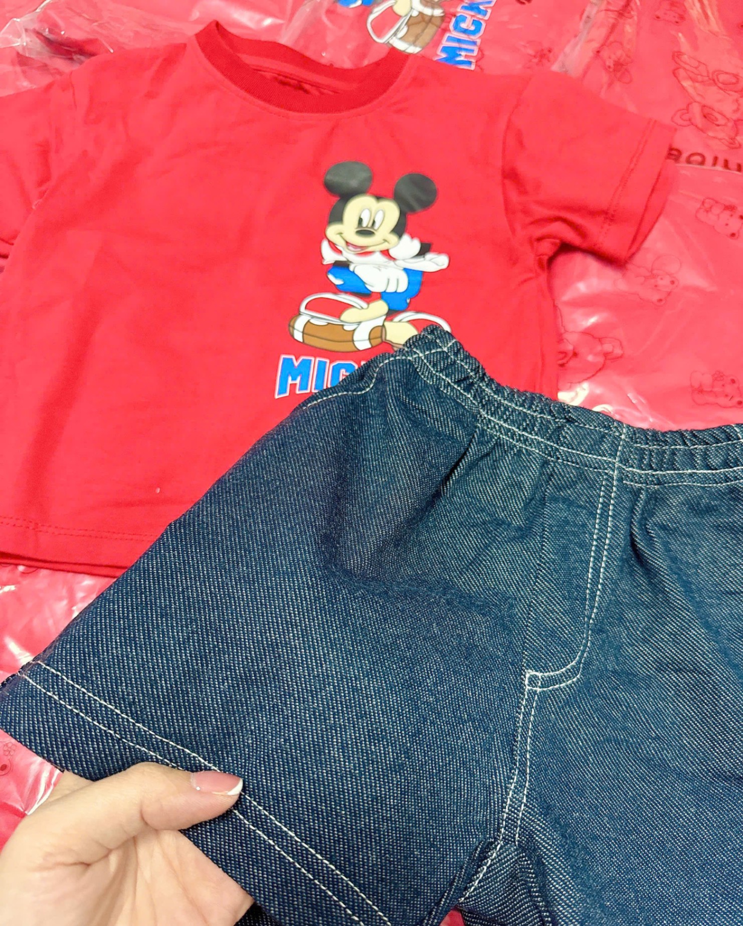 Y3796- BỘ ĐÙI BÉ TRAI ÁO ĐỎ MICKEY QUẦN GIẢ BÒ