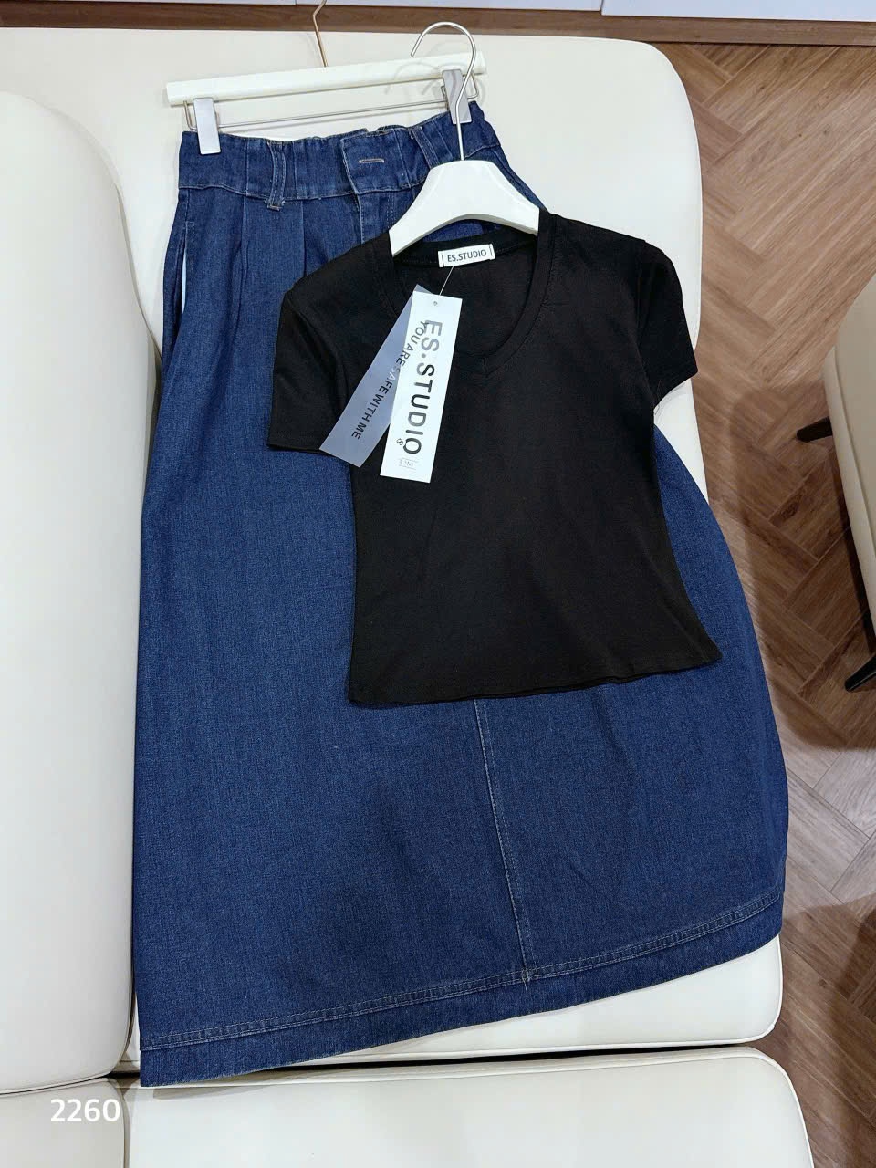 L310- SET ÁO ZIP ĐEN CỔ TIM KÈM CHÂN VÂY JEAN