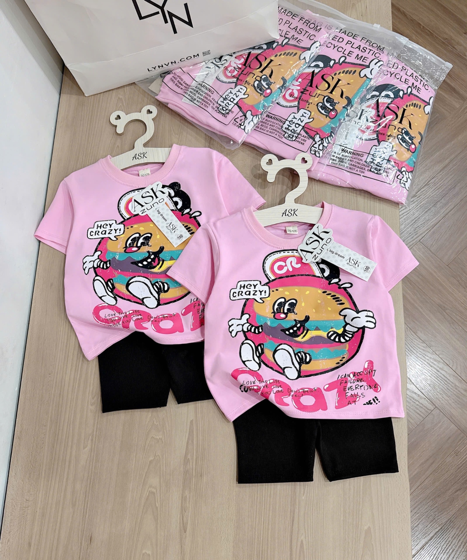 Y4045-BỘ BÉ GÁI ÁO HỒNG CRAZY QUẦN ĐEN