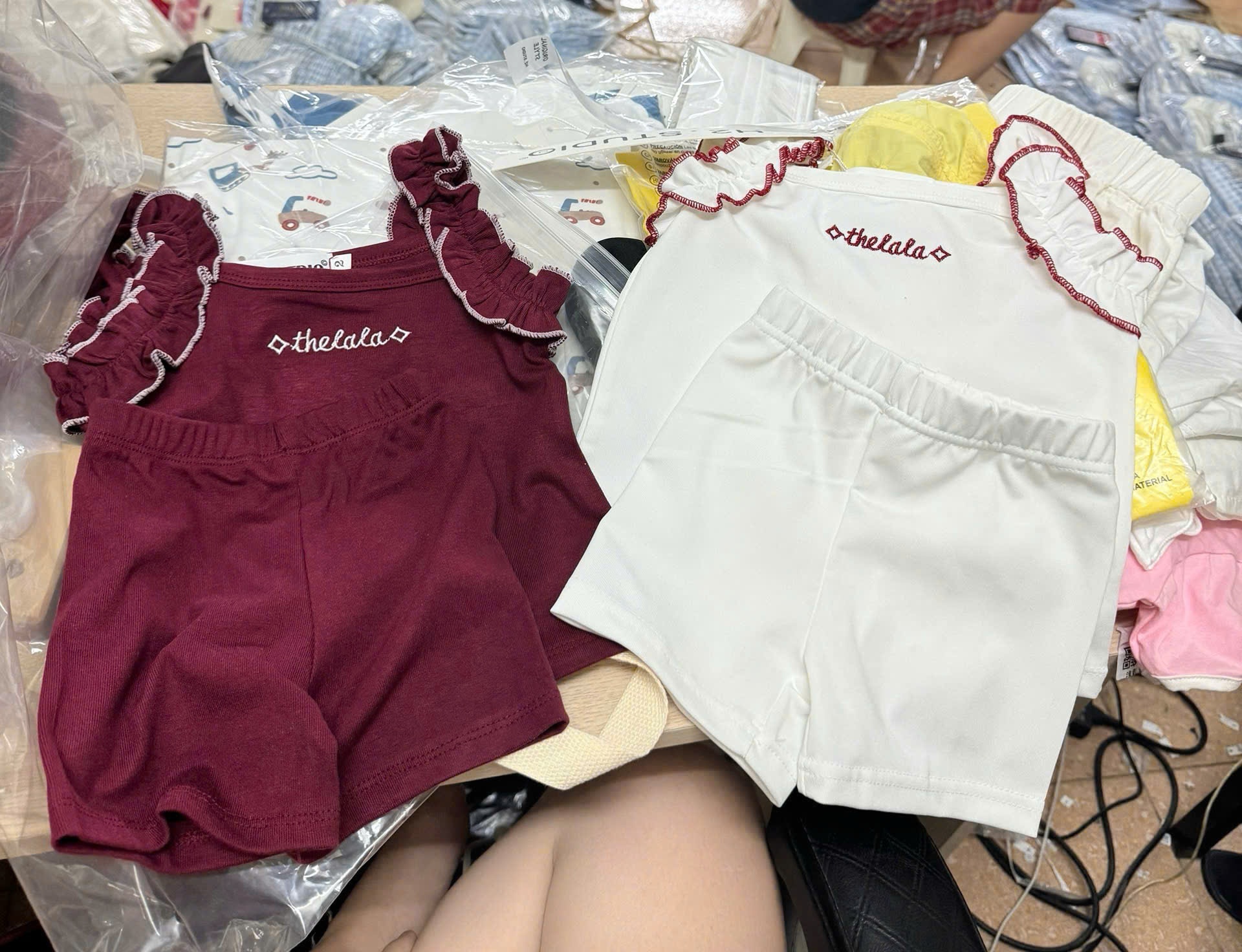 Y4043-SET 2 BỘ ĐÙI BÉ GÁI 2S VIỀN BÈO THELALA ĐỎ TRẮNG