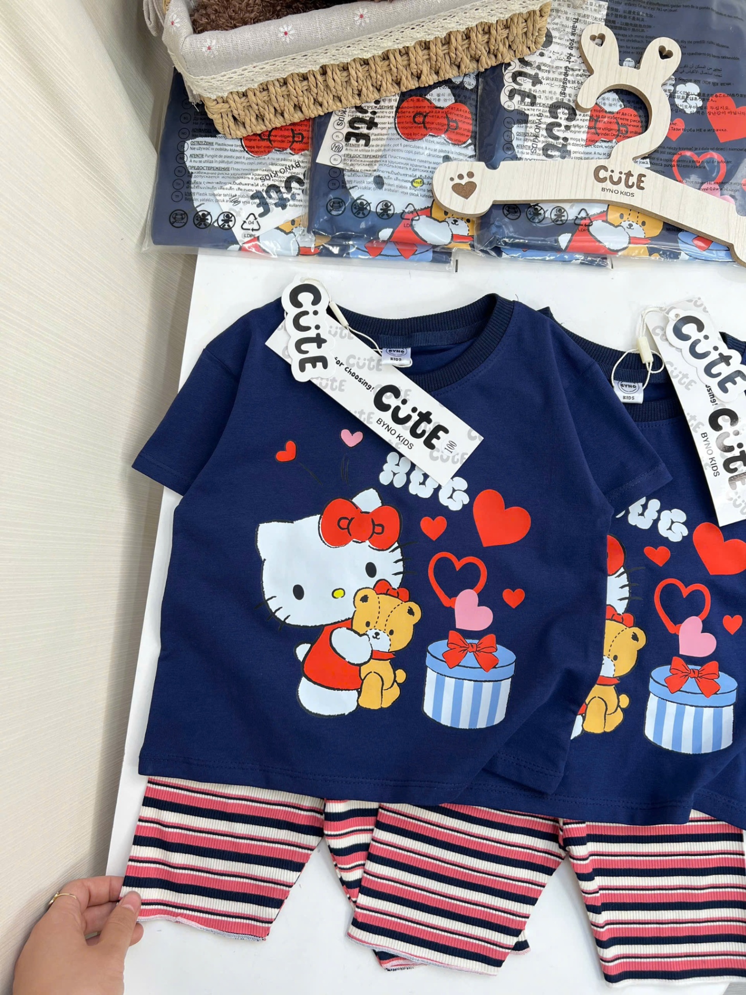 NO768-SET KITTY THAN QUẦN LEGGING KẺ CHO BÉ