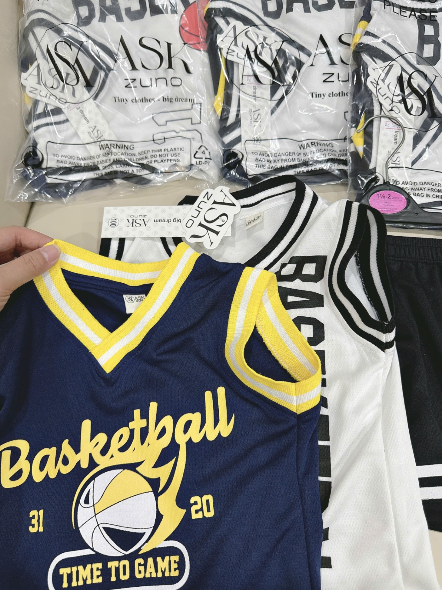 Y4049-SET 2 BỘ ĐÙI BÉ TRAI BÓNG RỔ BASKETBALL THAN TRẮNG