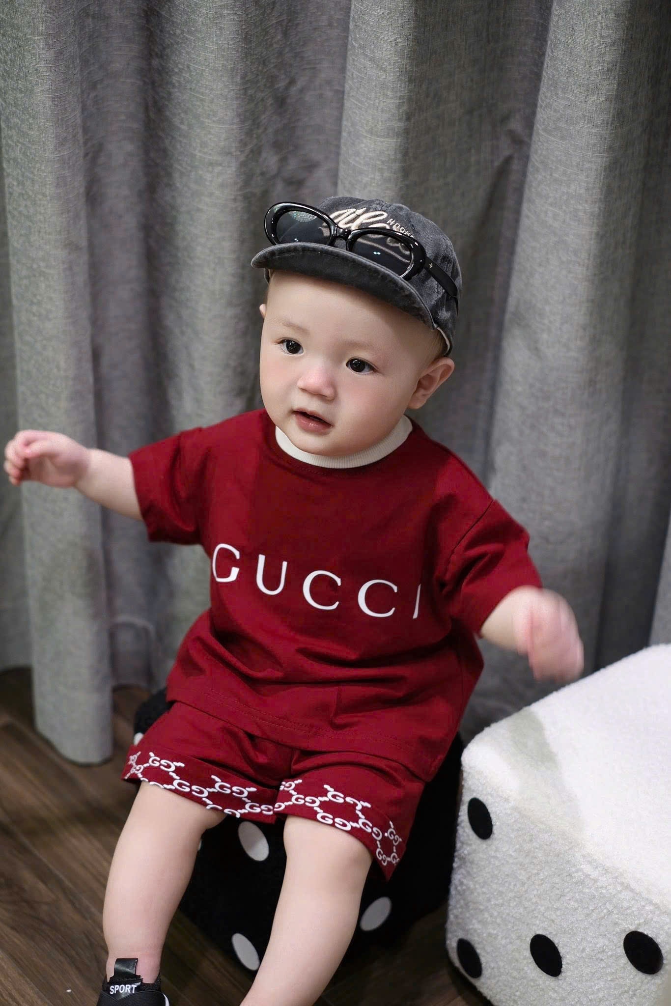 Y4505 - BỘ ĐÙI BÉ TRAI ĐỎ CỔ VIỀN PHỐI GUCCI