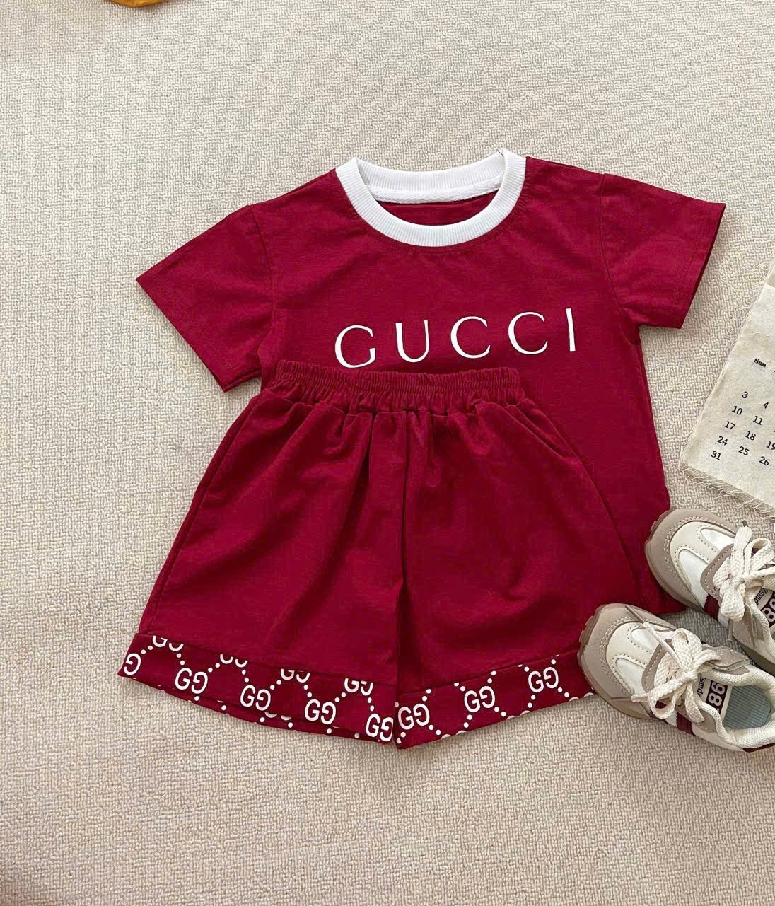Y4505 - BỘ ĐÙI BÉ TRAI ĐỎ CỔ VIỀN PHỐI GUCCI