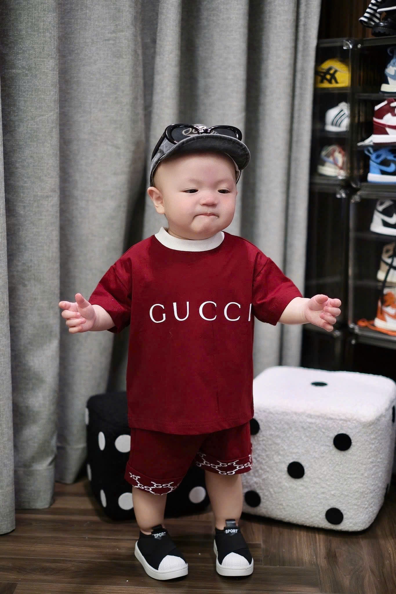 Y4505 - BỘ ĐÙI BÉ TRAI ĐỎ CỔ VIỀN PHỐI GUCCI