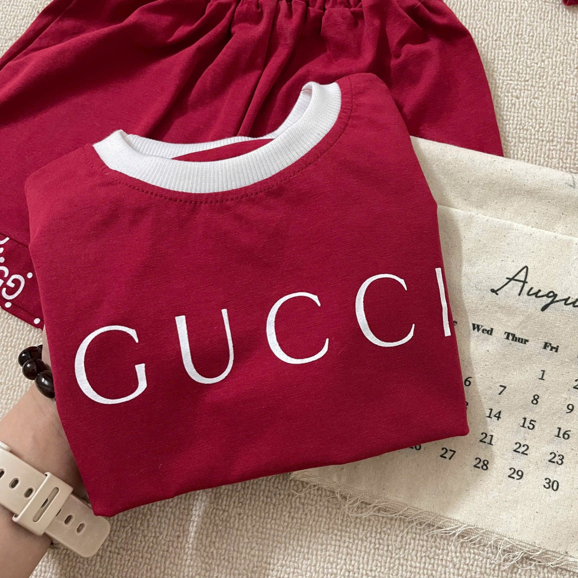 Y4505 - BỘ ĐÙI BÉ TRAI ĐỎ CỔ VIỀN PHỐI GUCCI