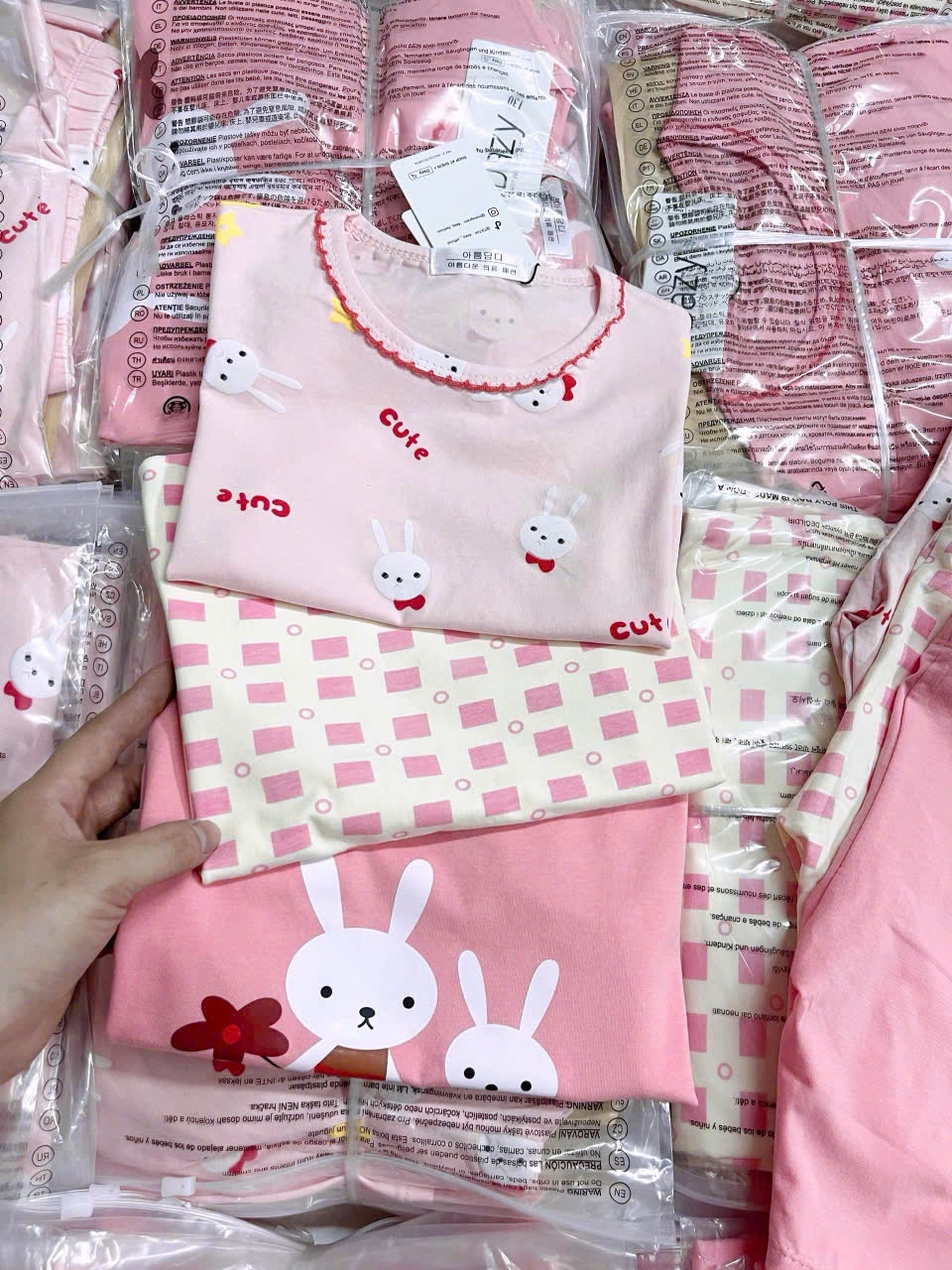 Y4525-SET 3 BỘ BÉ GÁI THỎ CUTE CỔ VIỀN ĐỎ QUẦN NGỐ