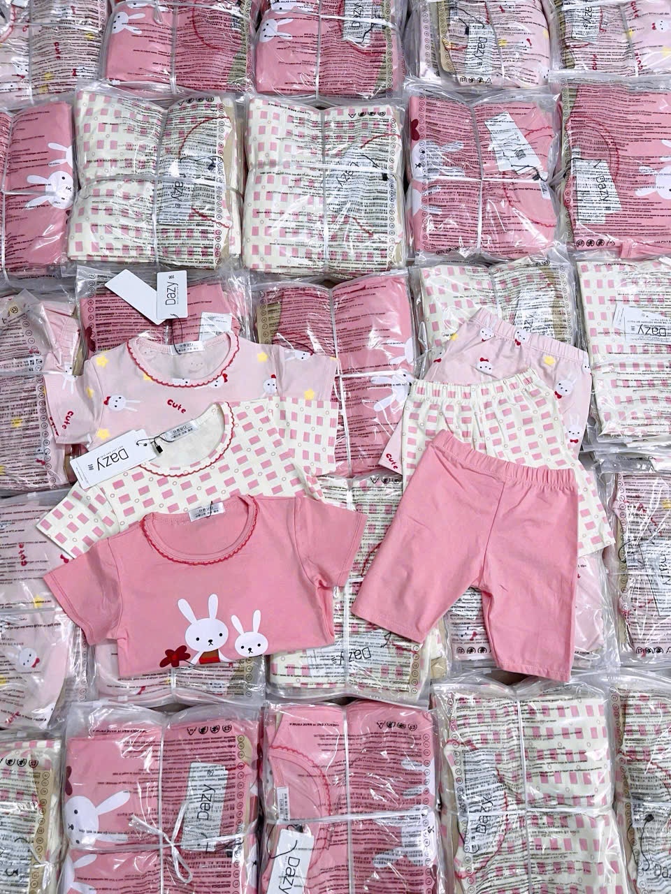 Y4525-SET 3 BỘ BÉ GÁI THỎ CUTE CỔ VIỀN ĐỎ QUẦN NGỐ