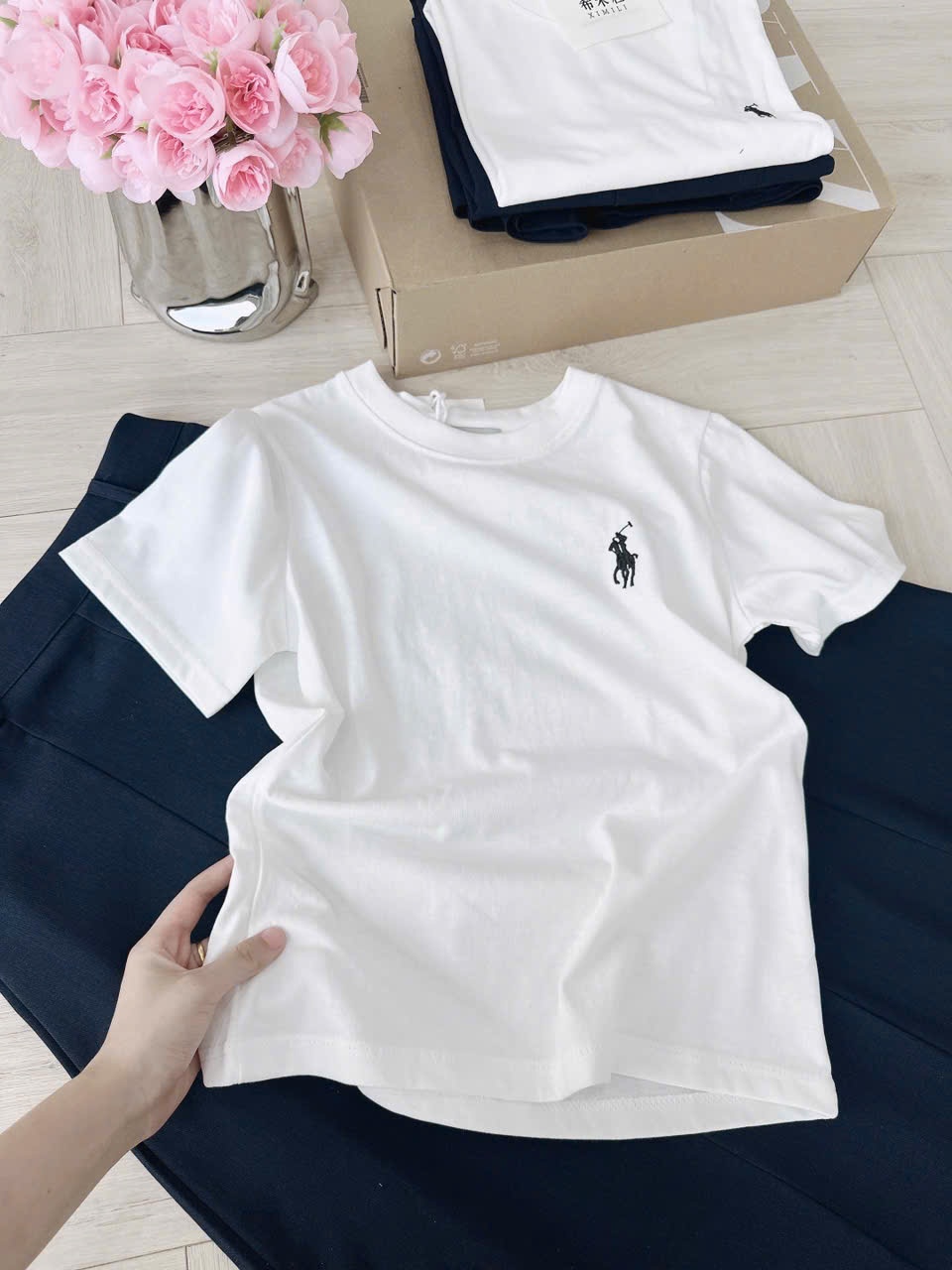 Y4529-SET NỮ ÁO CỘC TRẮNG THÊU KỊ SĨ CVAY THAN DÀI