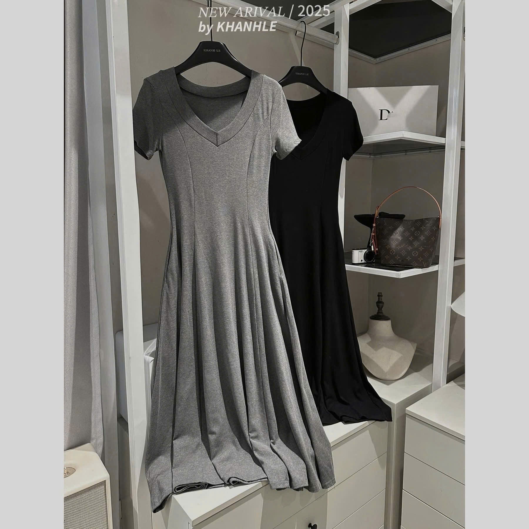 Y4537- VÁY ZIP DÁNG DÀI CỔ TIM TRƠN