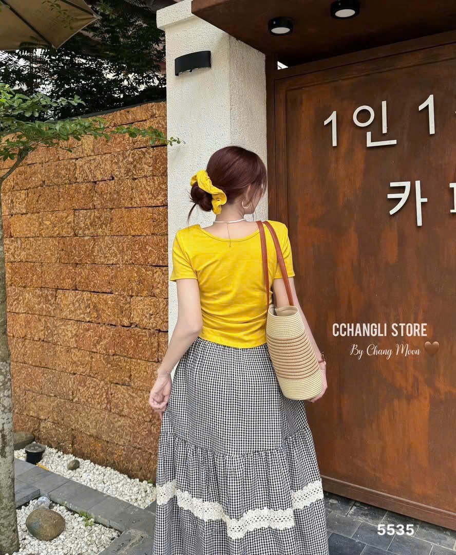 L365- SET BỘ NỮ ÁO COTTON VÀNG MIUMIU MIX CHÂN VÁY KẺ