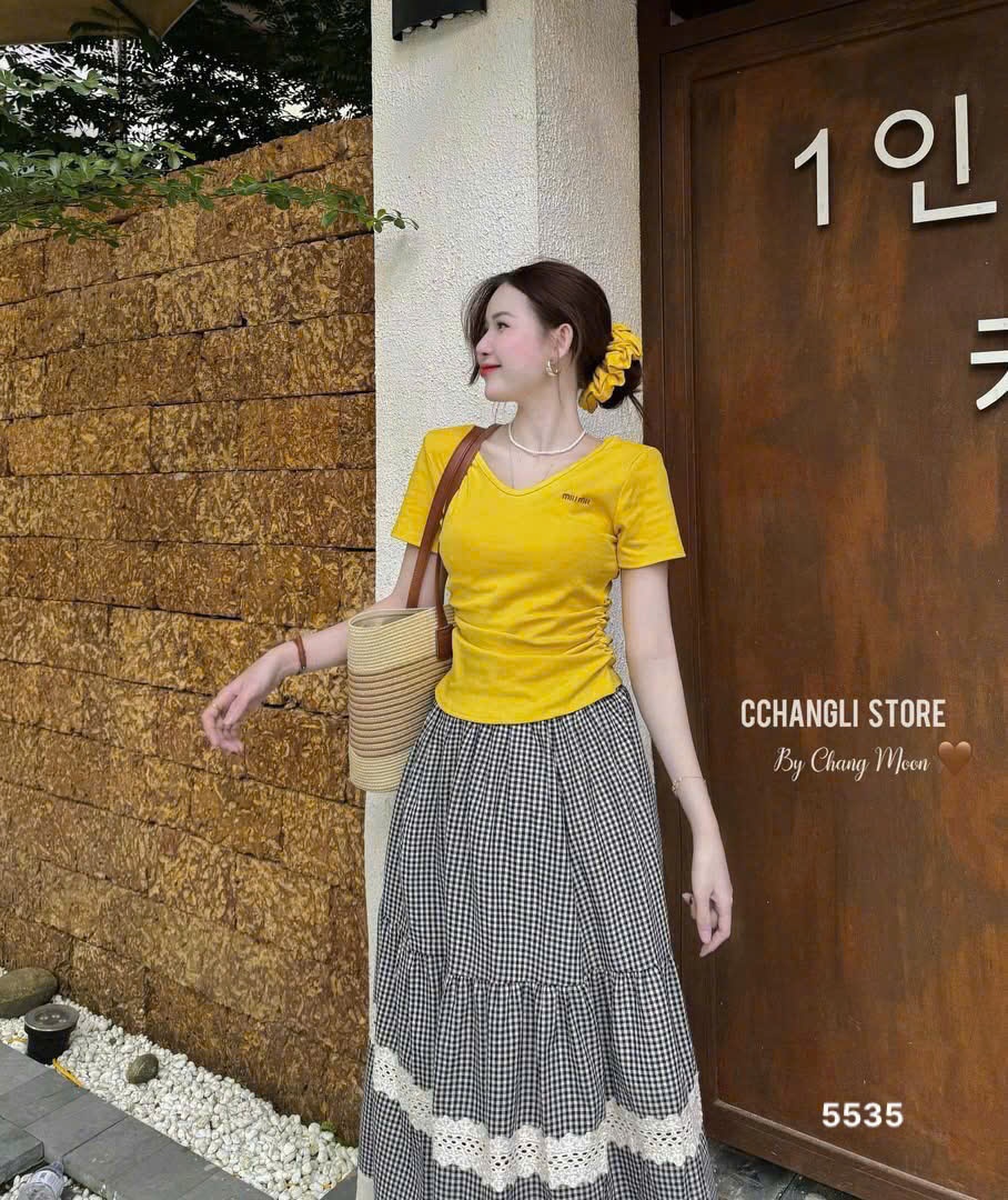 L365- SET BỘ NỮ ÁO COTTON VÀNG MIUMIU MIX CHÂN VÁY KẺ