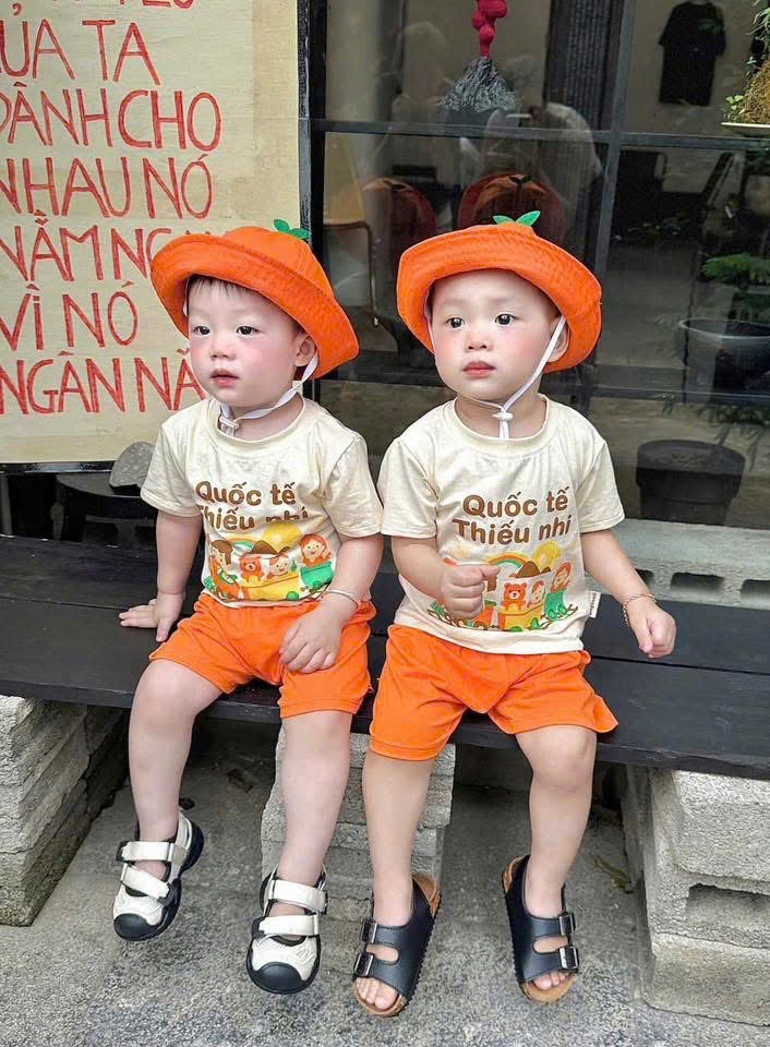Y4549-(Hàng chờ)-BỘ ĐÙI BÉ QUẦN CAM QUỐC TẾ THIẾU NHI KÈM MŨ