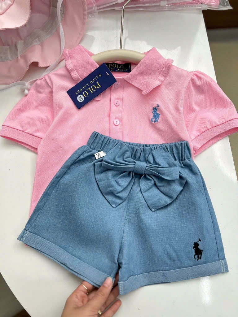 NO778 - SET ÁO POLO CỔ BÈO HỒNG QUẦN JEAN ĐÍNH NƠ XANH KÈM MŨ
