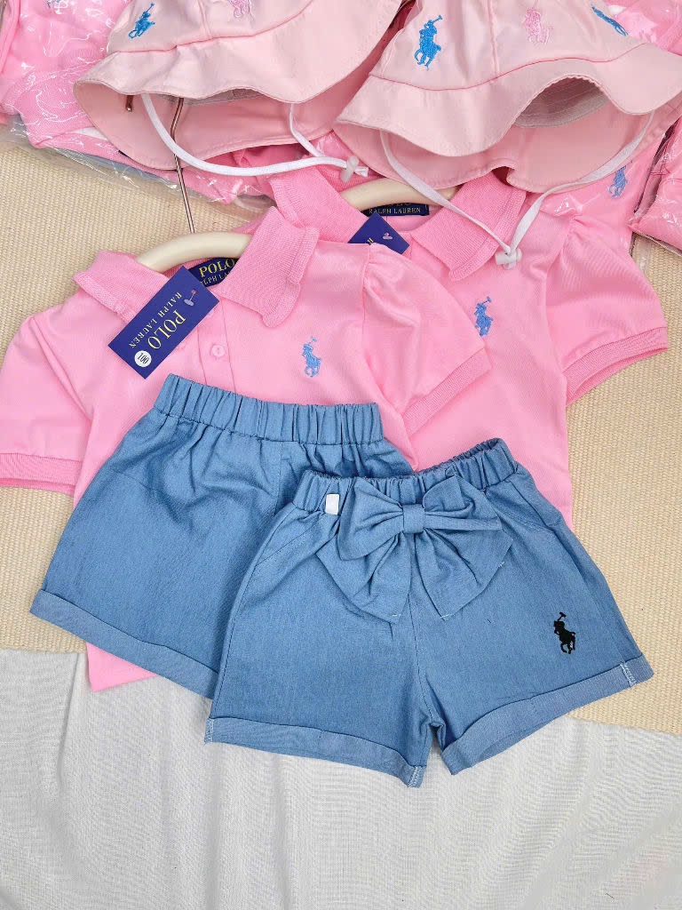 NO778 - SET ÁO POLO CỔ BÈO HỒNG QUẦN JEAN ĐÍNH NƠ XANH KÈM MŨ