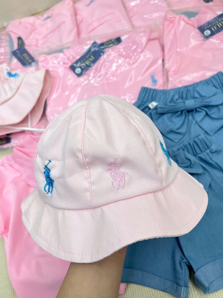 NO778 - SET ÁO POLO CỔ BÈO HỒNG QUẦN JEAN ĐÍNH NƠ XANH KÈM MŨ