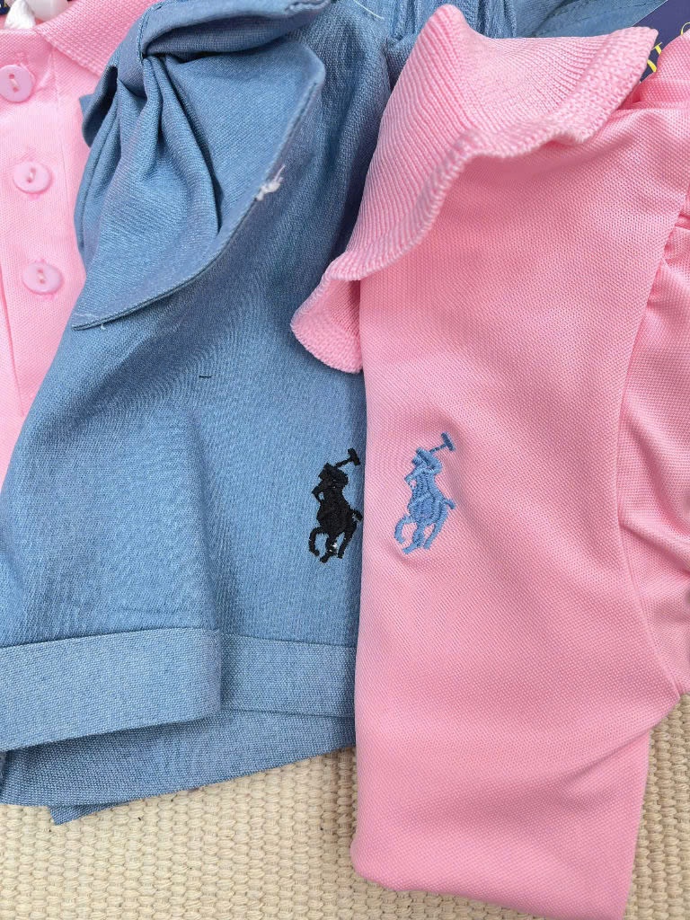 NO778 - SET ÁO POLO CỔ BÈO HỒNG QUẦN JEAN ĐÍNH NƠ XANH KÈM MŨ