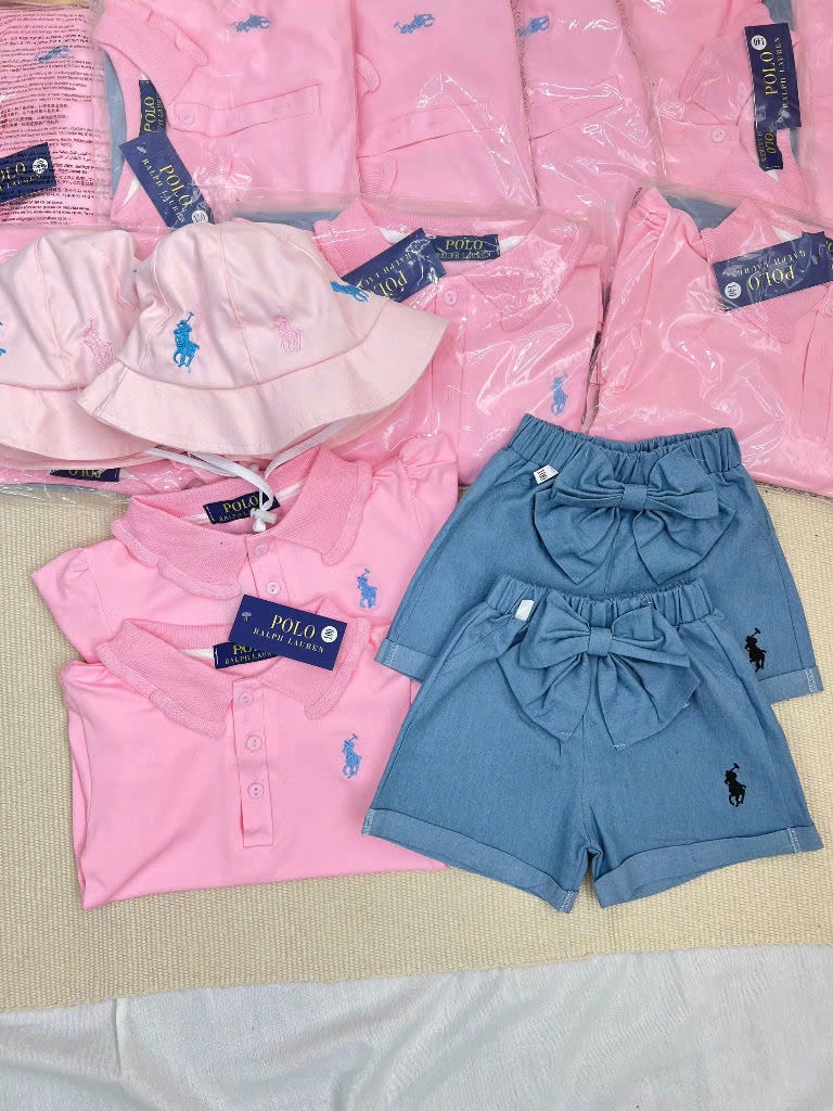 NO778 - SET ÁO POLO CỔ BÈO HỒNG QUẦN JEAN ĐÍNH NƠ XANH KÈM MŨ