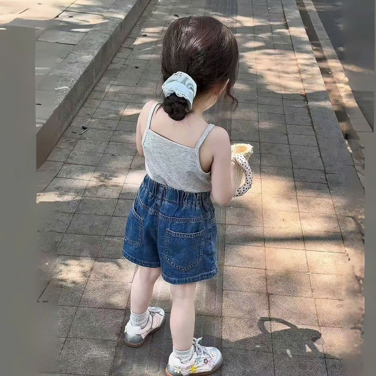NO781-SÉT 3 CHI TIẾT ÁO 2 DÂY SƠ MI KẺ QUẦN VÁY JEAN KITTY BÉ GÁI