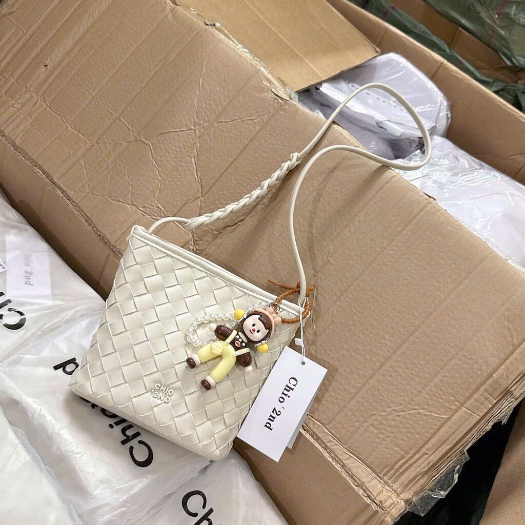 L398-TÚI CHIO'2ND DÂY TẾT QUAI ĐAN MÀU KEM SỮA