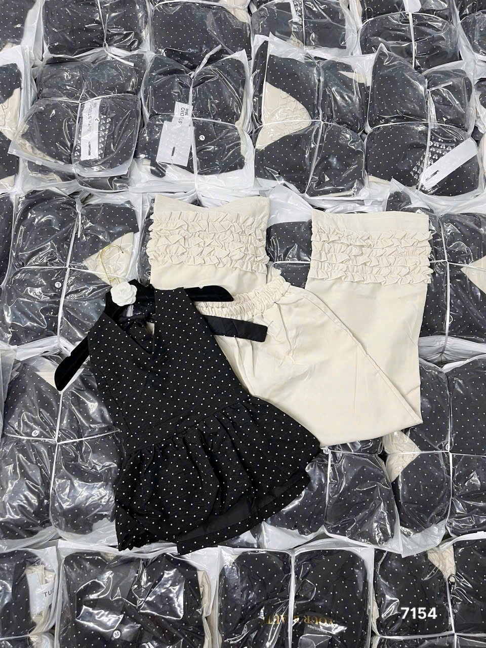 L407-SET YẾM CỔ CHẤM BI THAN BỒNG KÈM QUẦN SUÔNG NỮ
