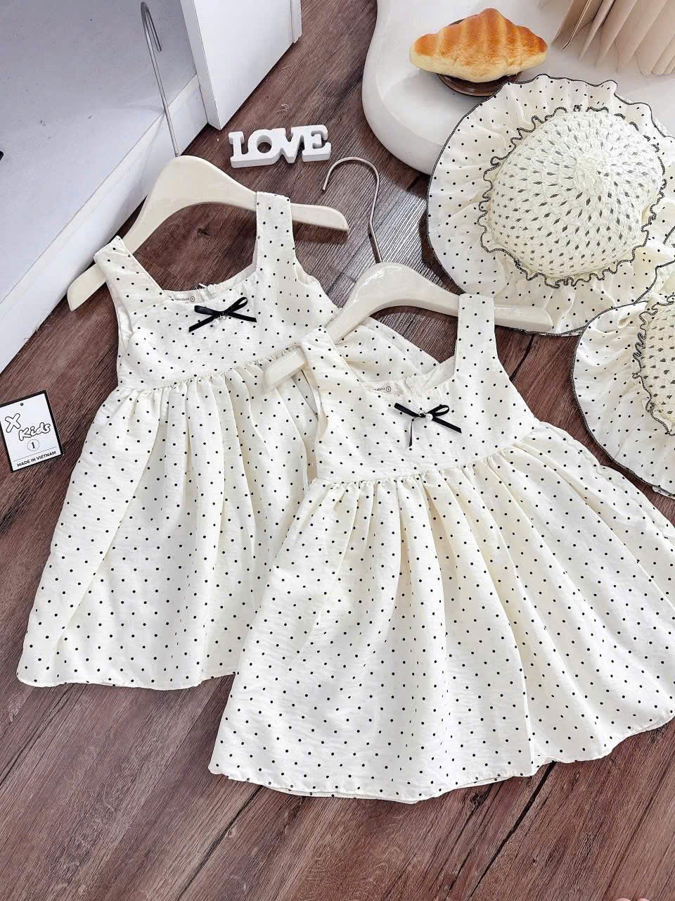 NO784 - SET VÁY ĐŨI SÁT NÁCH CHẤM BI ĐÍNH NƠ KÈM MŨ CHO BÉ GÁI