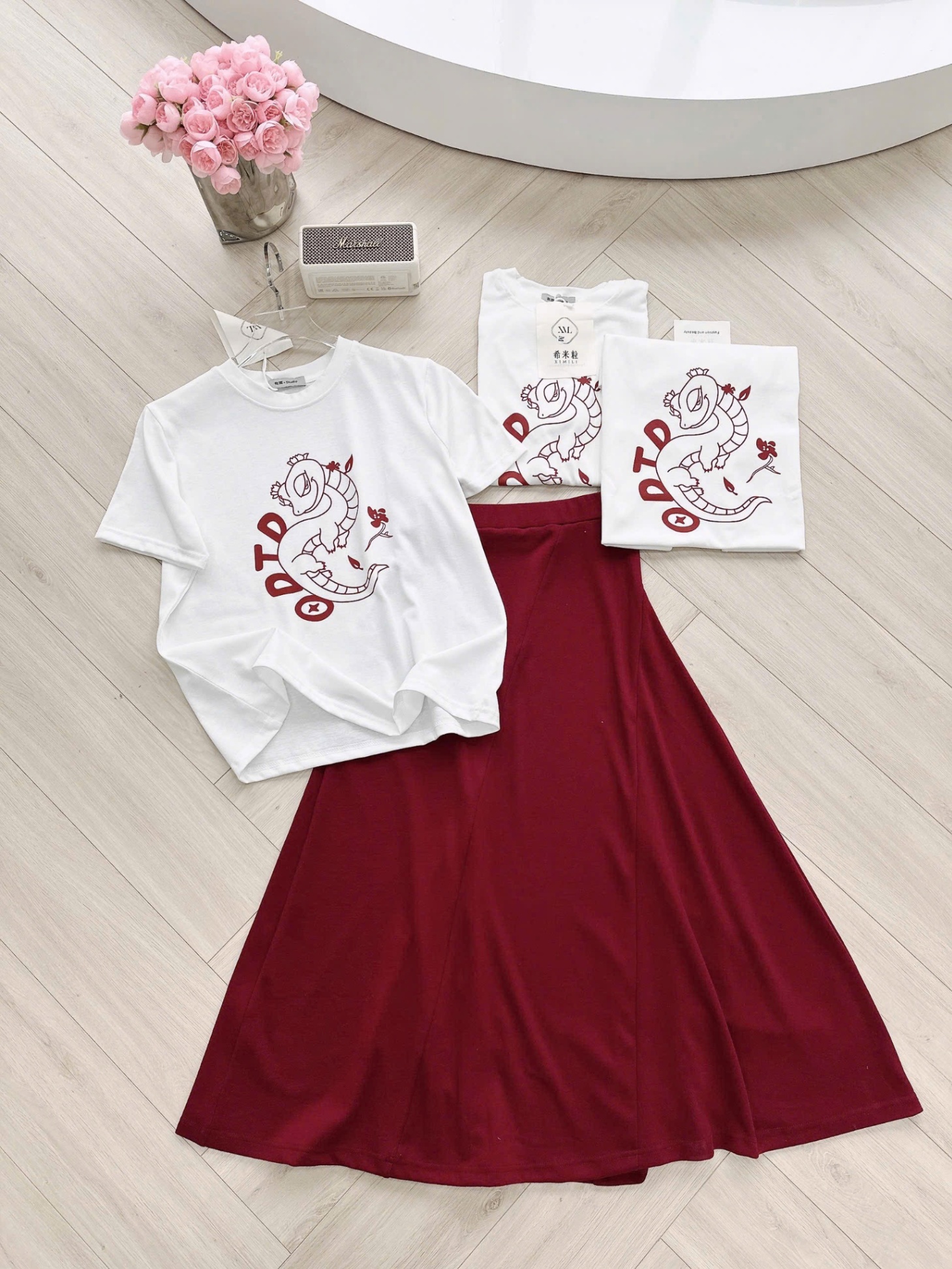 Y4652-SET NỮ ÁO TRẮNG CỘC DTD CVAY ĐỎ DÀI