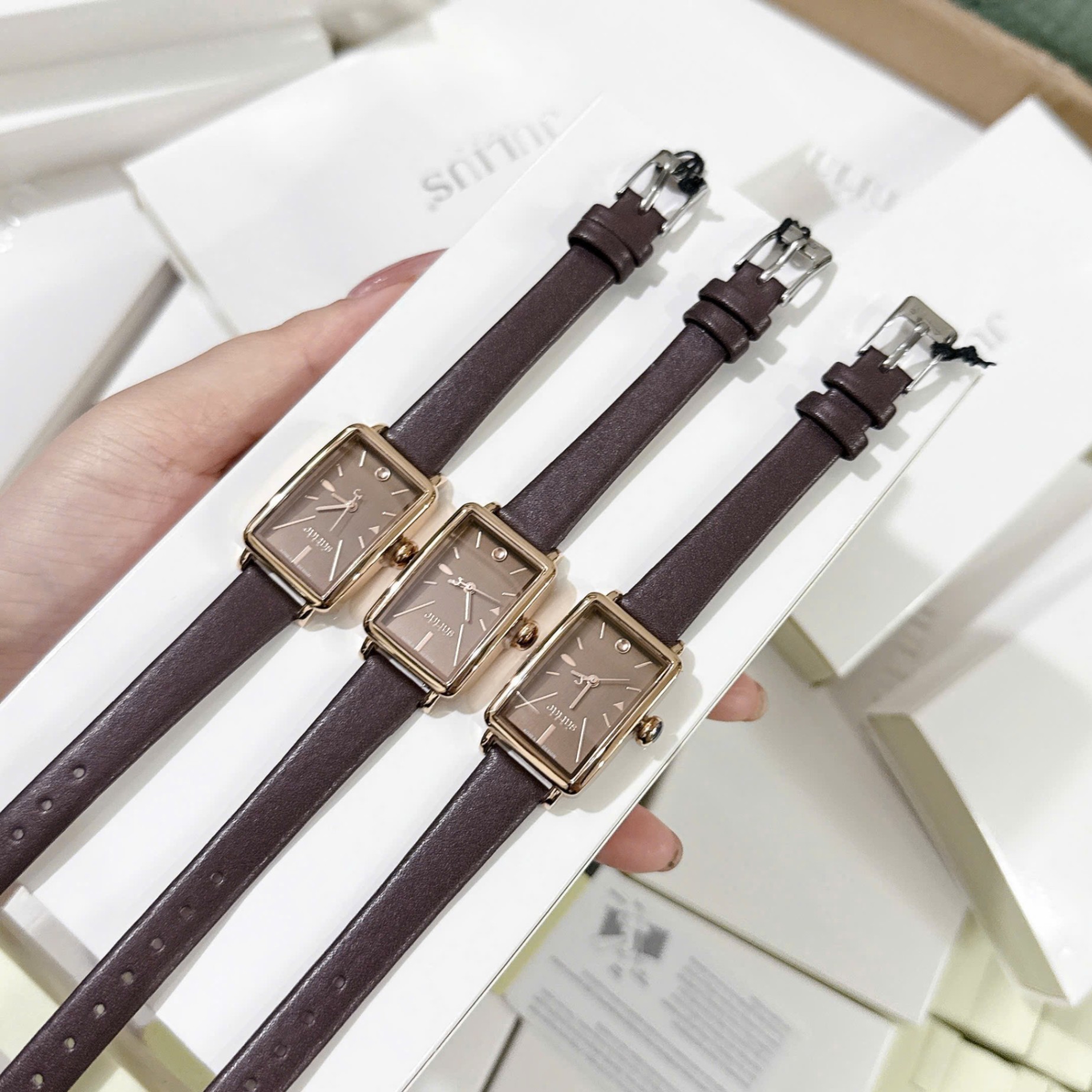 L499 - ĐỒNG HỒ MẶT VUÔNG TÔNG NÂU ĐẬM