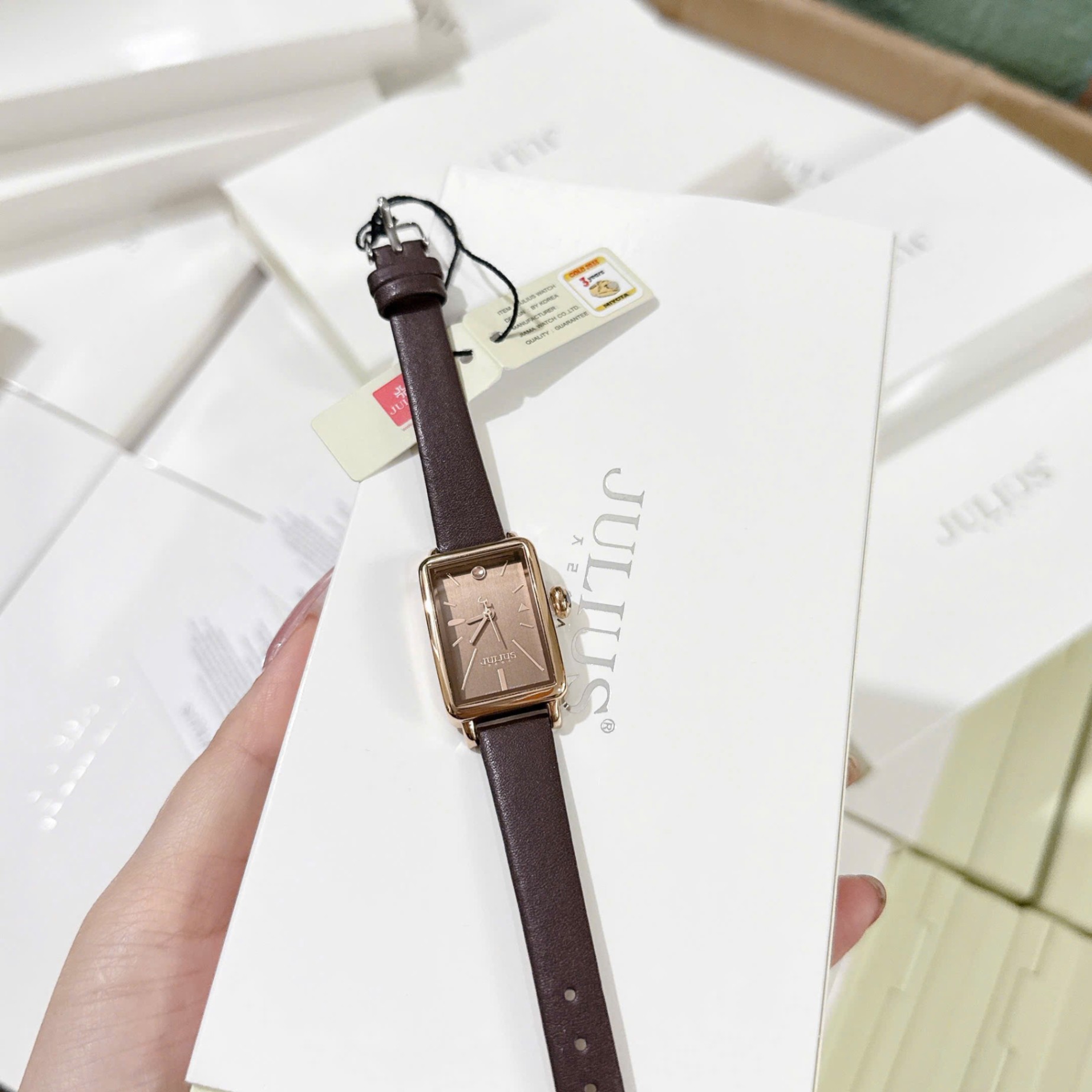 L499 - ĐỒNG HỒ MẶT VUÔNG TÔNG NÂU ĐẬM