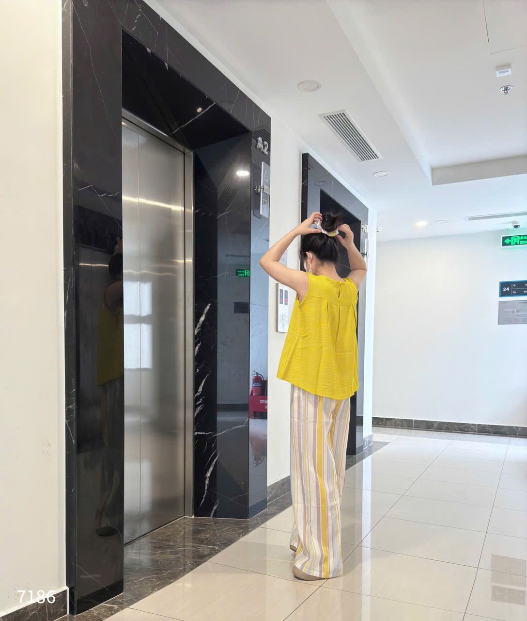 L485-SET ÁO VÀNG QUẦN KẺ KÈM CHUN TÓC NỮ SẴN