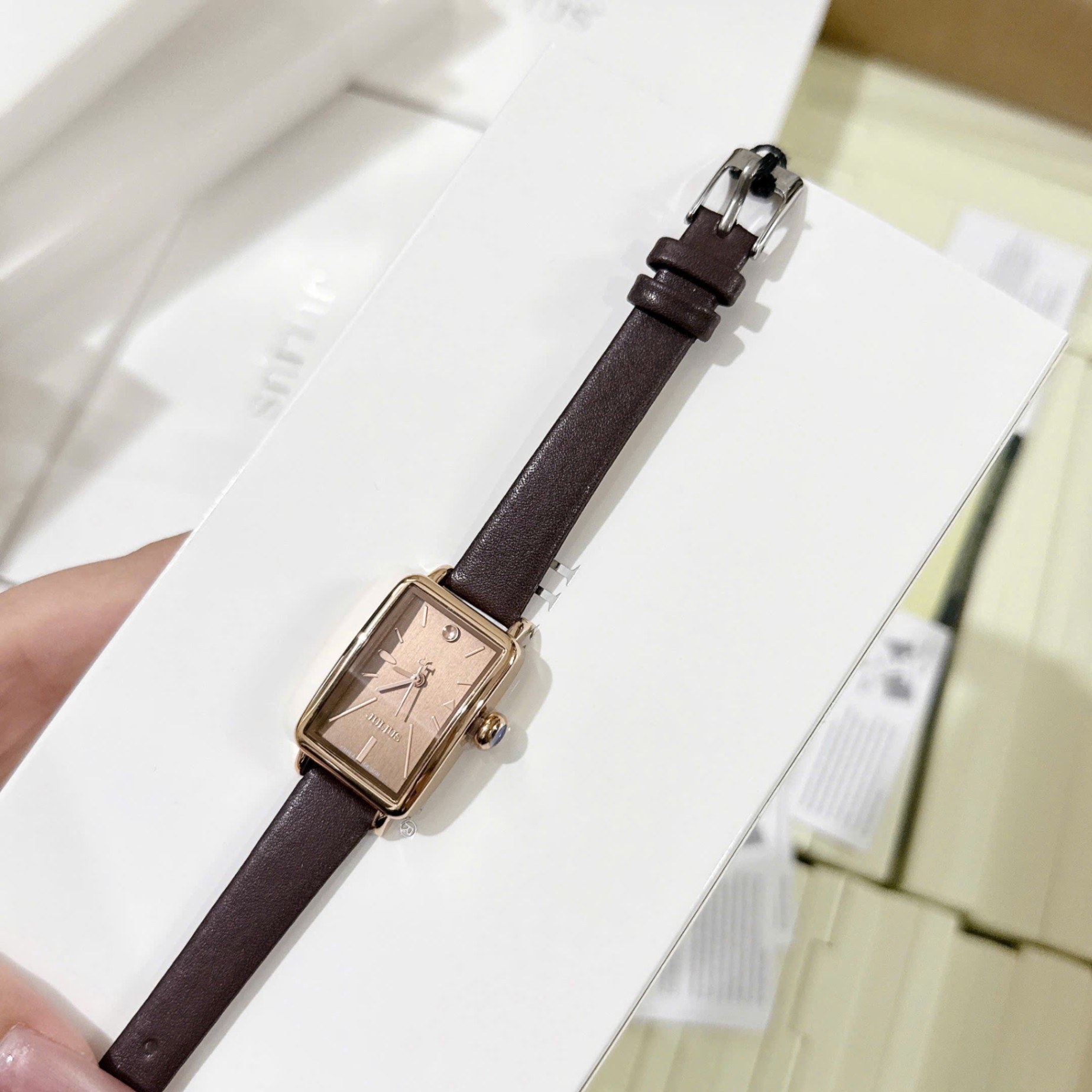 L499 - ĐỒNG HỒ MẶT VUÔNG TÔNG NÂU ĐẬM