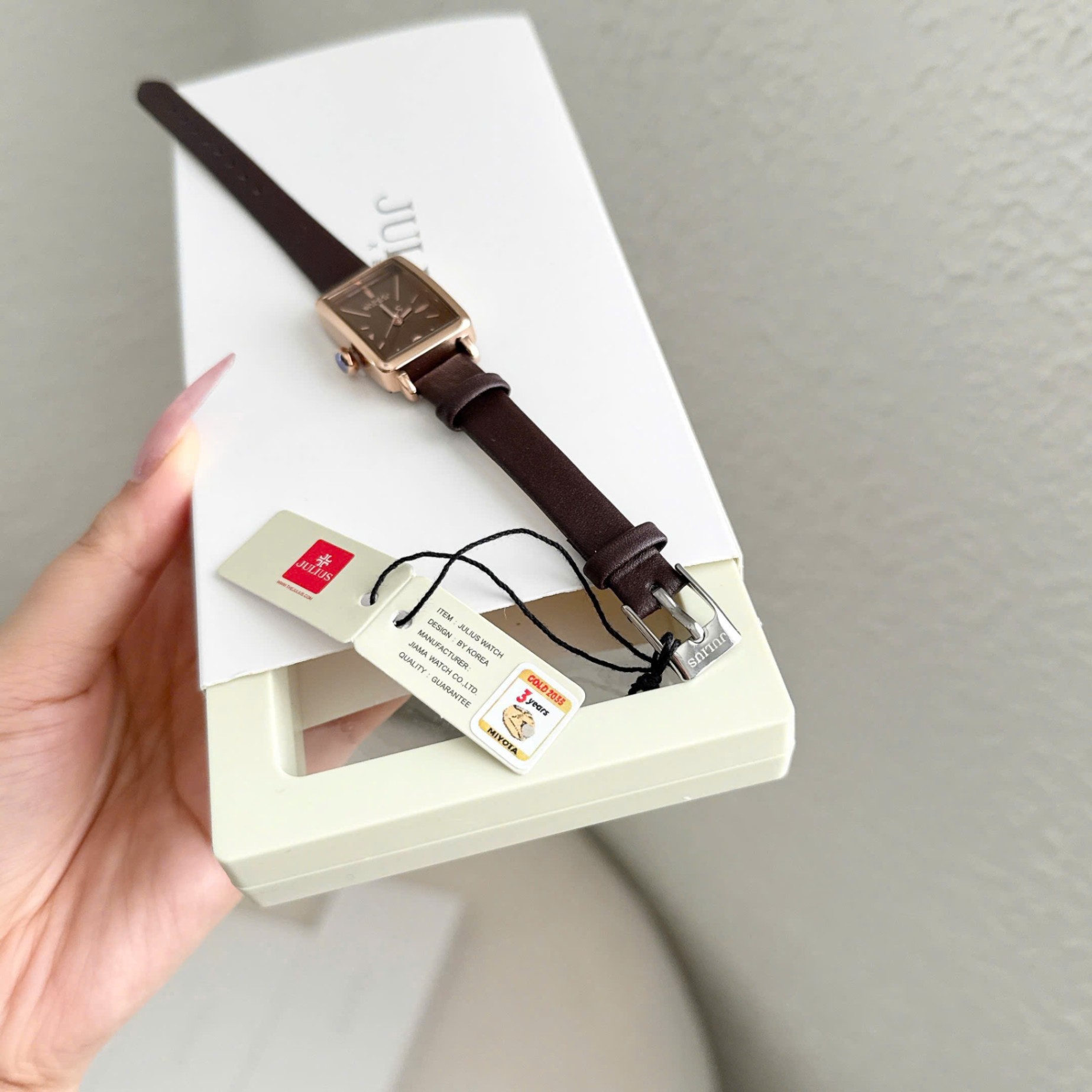 L499 - ĐỒNG HỒ MẶT VUÔNG TÔNG NÂU ĐẬM