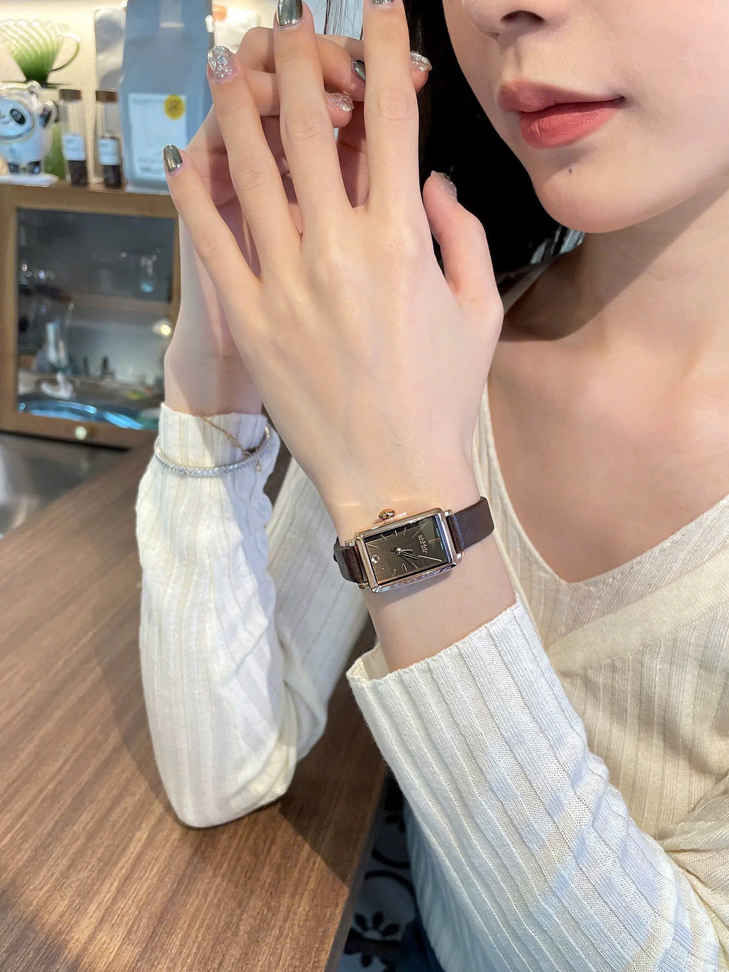 L499 - ĐỒNG HỒ MẶT VUÔNG TÔNG NÂU ĐẬM