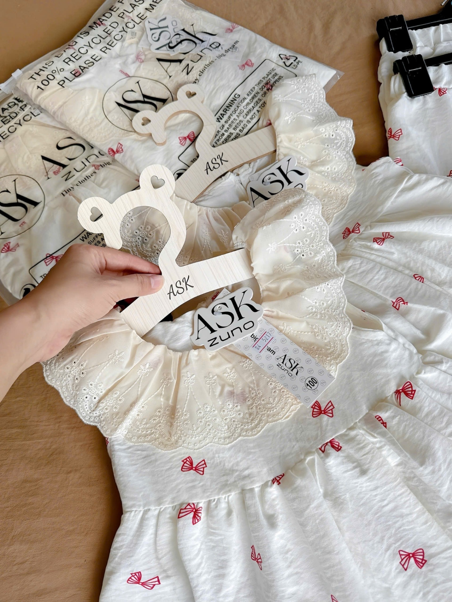 Y4665 - BỘ BÉ GÁI ĐŨI NƠ HỒNG SÁT NÁCH CỔ REN