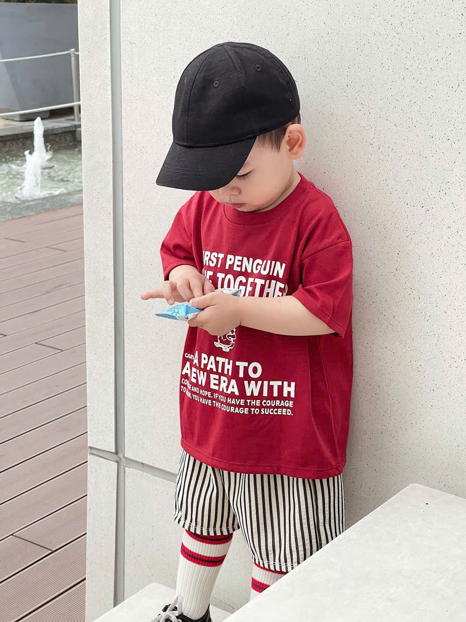 Y4666 - BỘ ĐÙI BÉ TRAI ÁO ĐỎ TOGETHER QUẦN SỌC