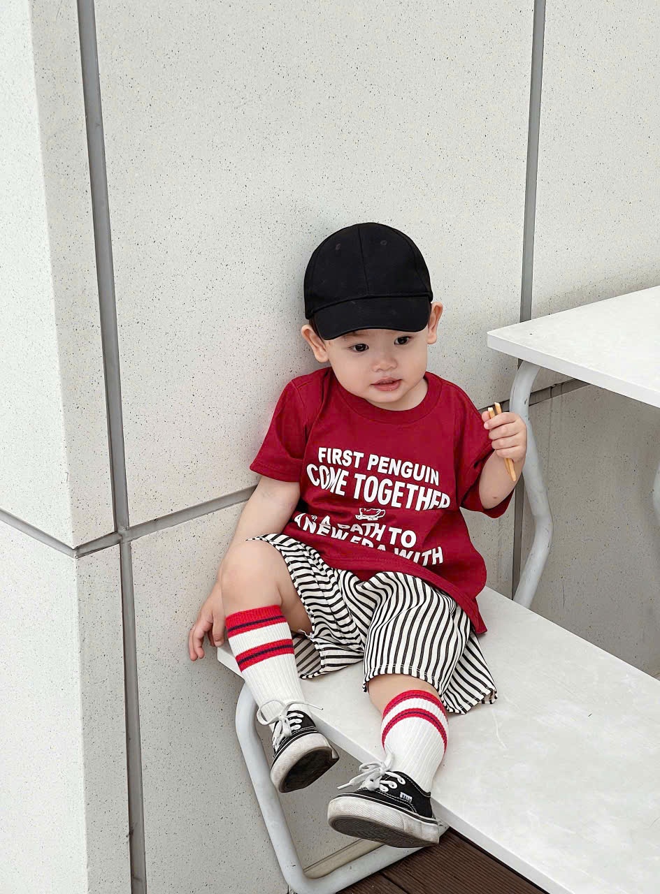 Y4666 - BỘ ĐÙI BÉ TRAI ÁO ĐỎ TOGETHER QUẦN SỌC
