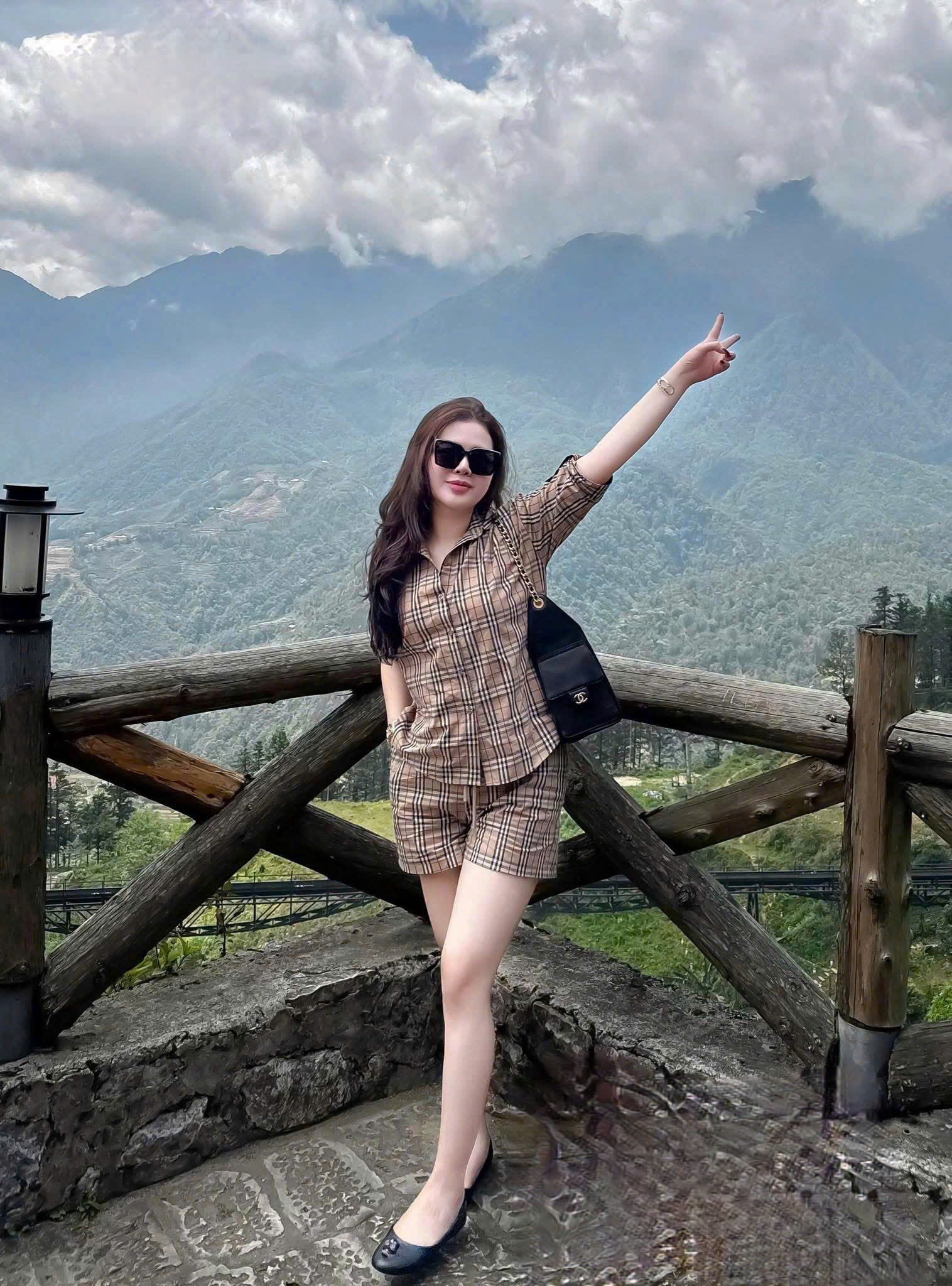 Y4671-SET ĐÙI NỮ ÁO SƠ MI BBR TAY KHUY