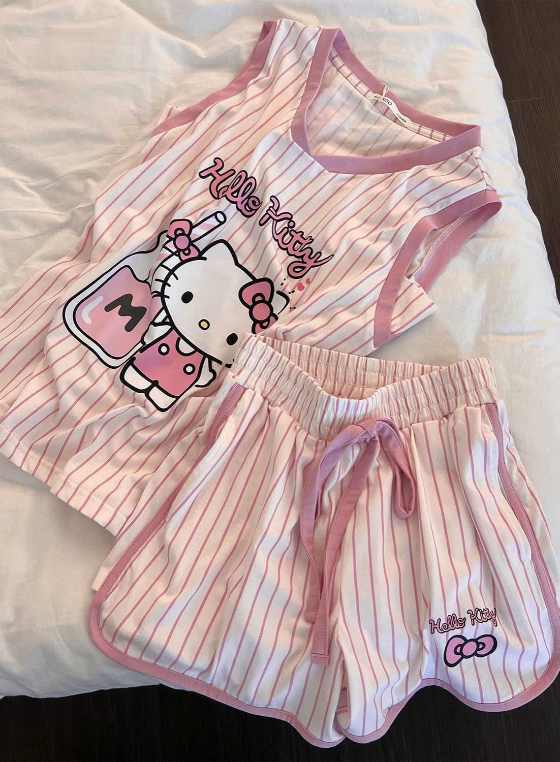 L507 - SET COTTON SÁT NÁCH CỔ V KẺ SỌC HELLO KITTY HỒNG NEW