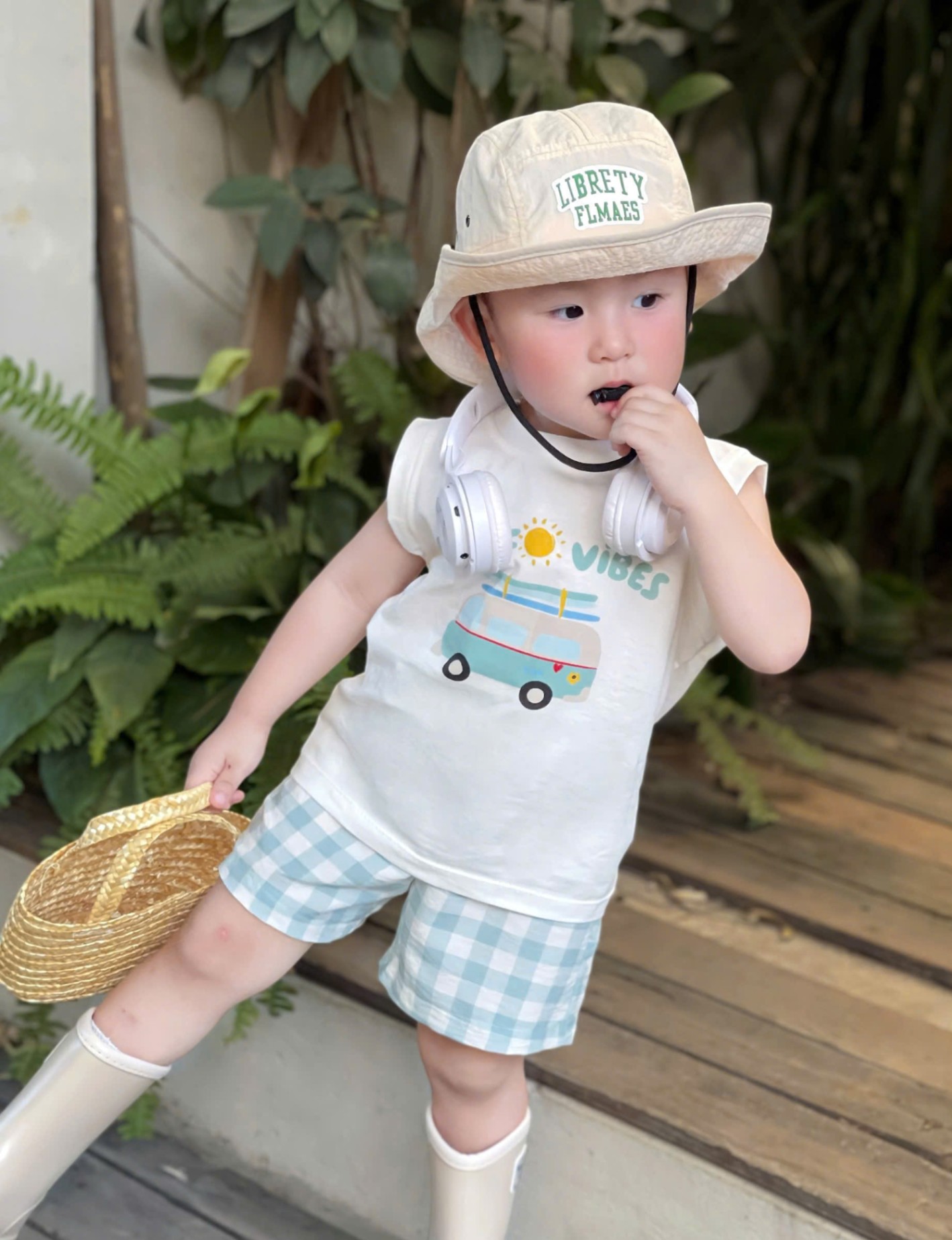 Y4675-BỘ ĐÙI BÉ TRAI ÁO BA LỖ TRẮNG SURF VIBES QUẦN KẺ XANH