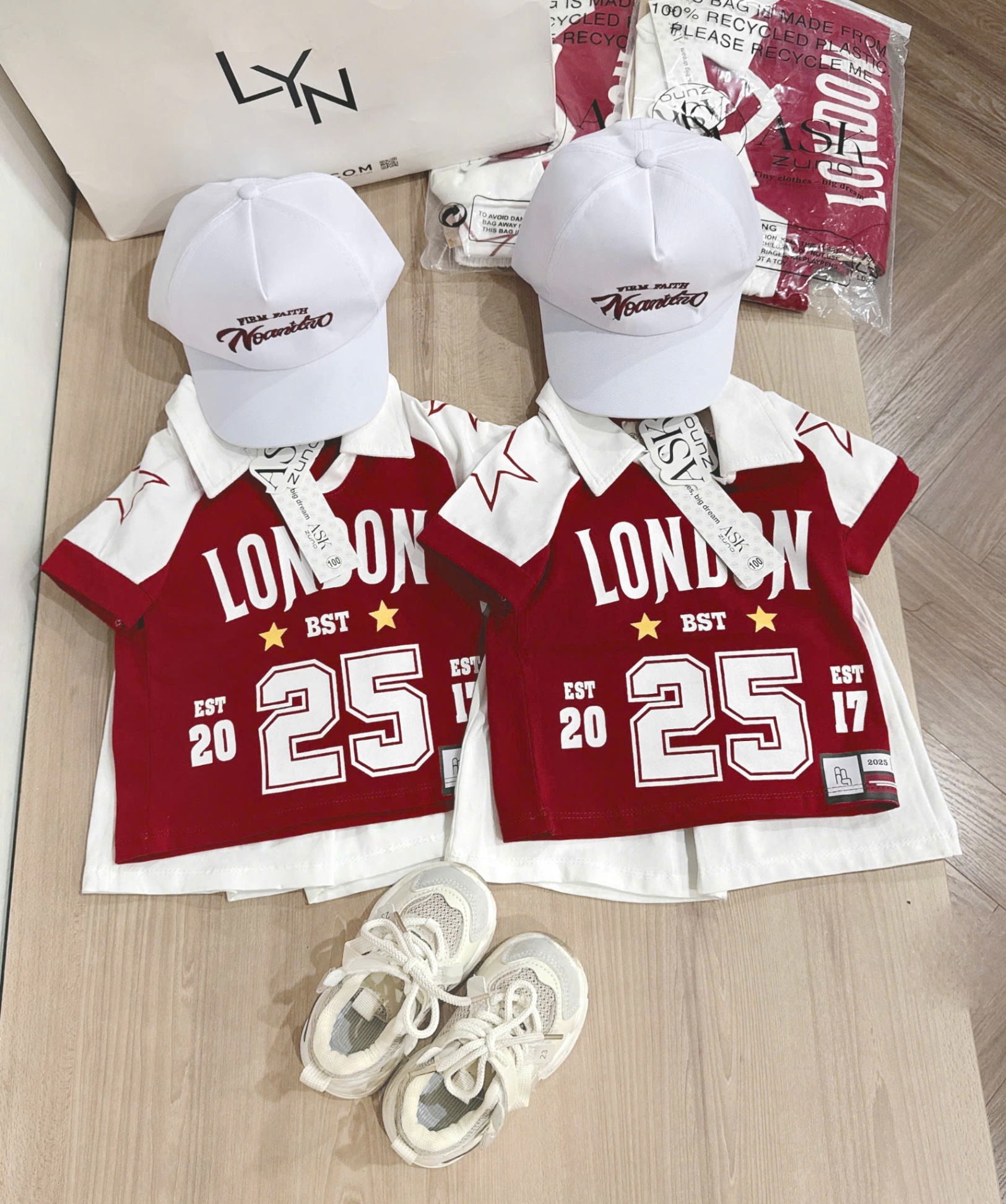 Y4676-BỘ ĐÙI BÉ TRAI ÁO ĐỎ LONDON 25 KÈM MŨ