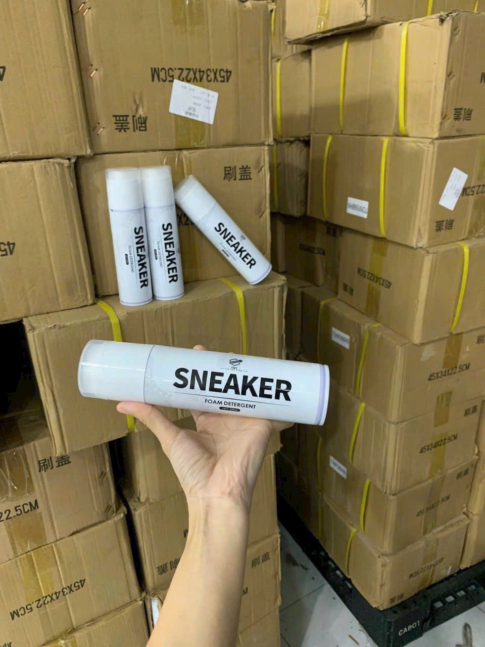 Chai xịt Dung Dịch Vệ Sinh Sneaker 300ml ,Chai Xịt Tạo Bọt Vệ Sinh Giày Cao Cấp Khử Mùi, Tẩy Trắng Giày Dép, Túi Xách Siêu Tốc - Chai xịt vệ sinh giày Sneaker giá sỉ