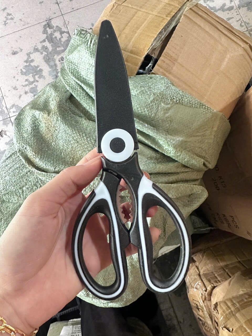 Kéo cắt cán đen Bằng Thép Không Gỉ kèm vỏ bọc dùng trong Nhà Bếp - Kéo cắt kèm vỏ bọc giá sỉ