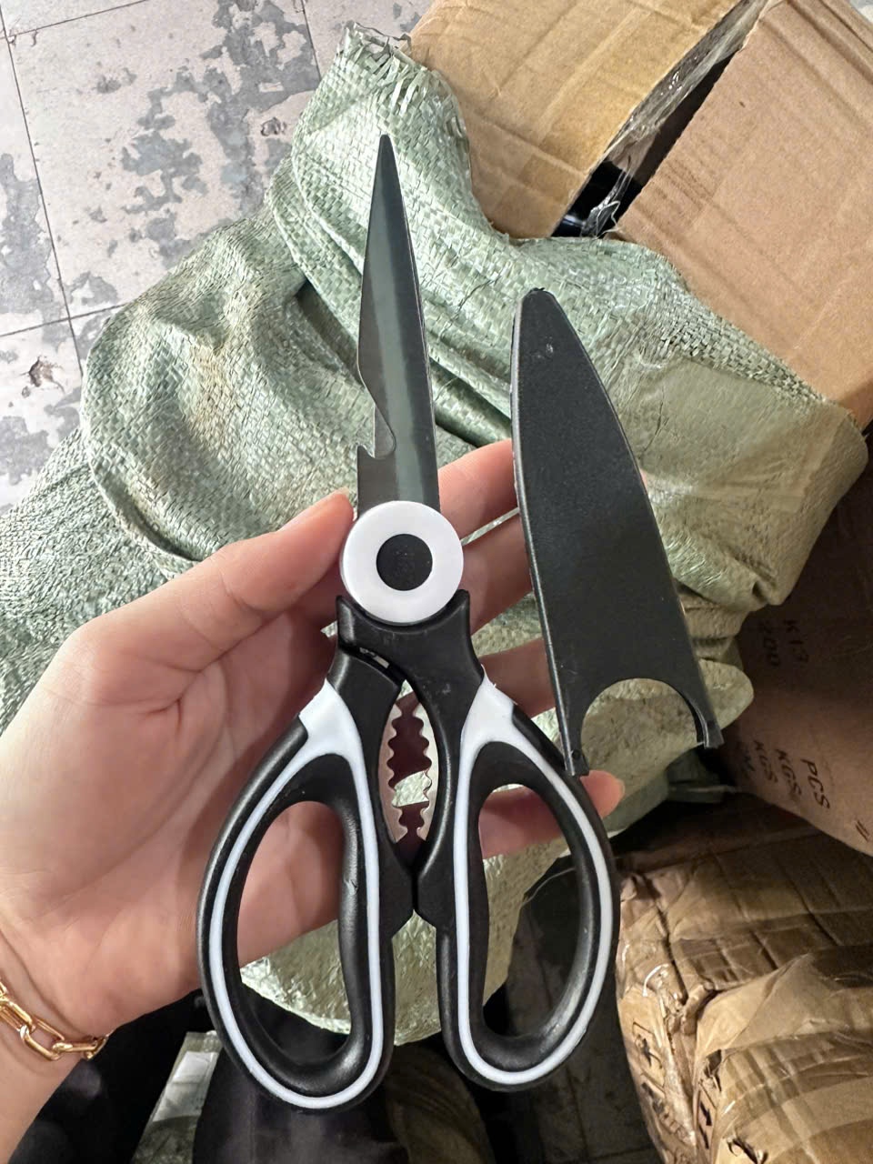 Kéo cắt cán đen Bằng Thép Không Gỉ kèm vỏ bọc dùng trong Nhà Bếp - Kéo cắt kèm vỏ bọc giá sỉ