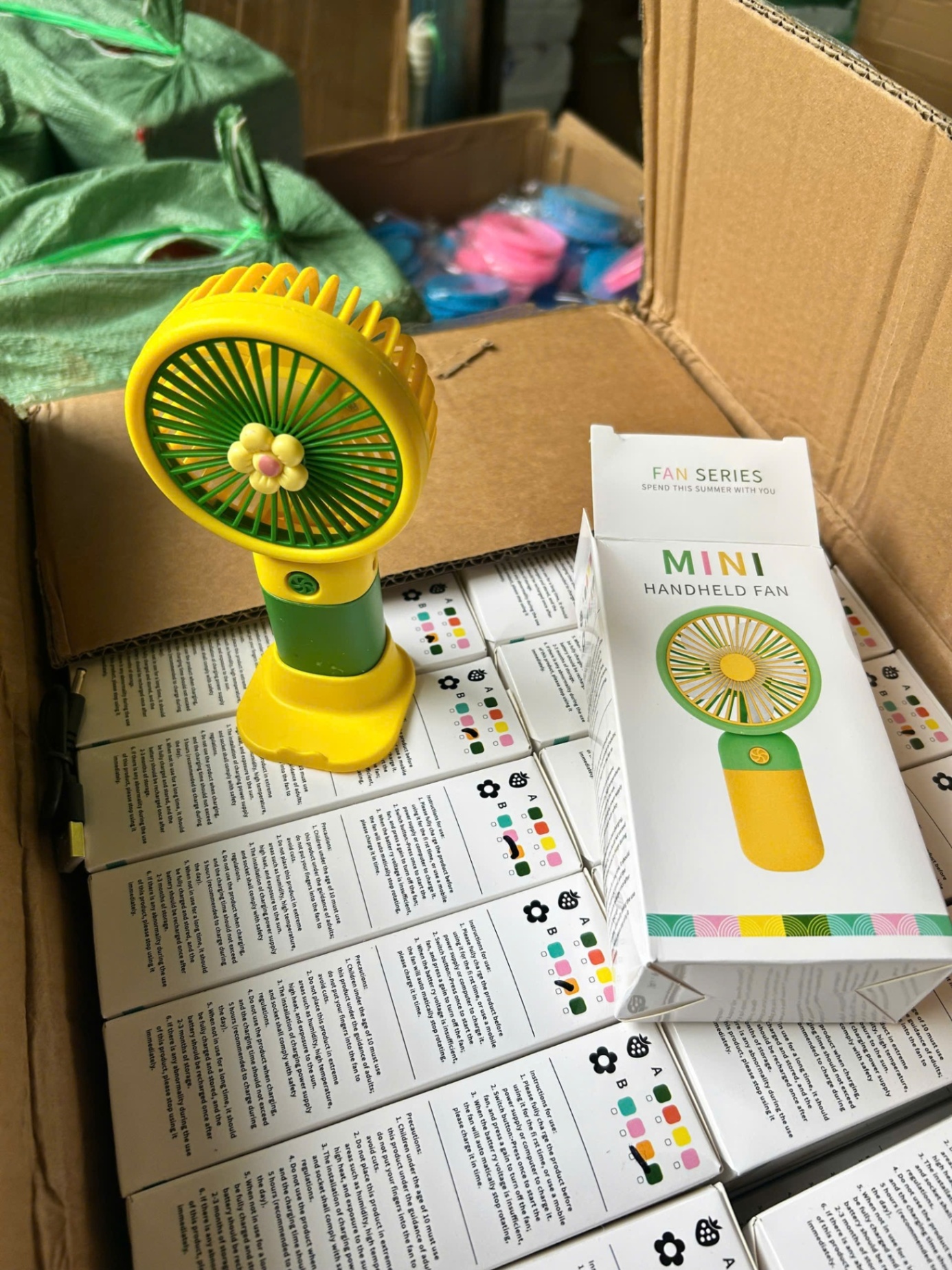 Quạt Cầm Tay Mini , Quạt Tích Điện Sạc USB Có Chân Đế Để Bàn Tiện Lợi, - Quạt cầm tay mini giá sỉ